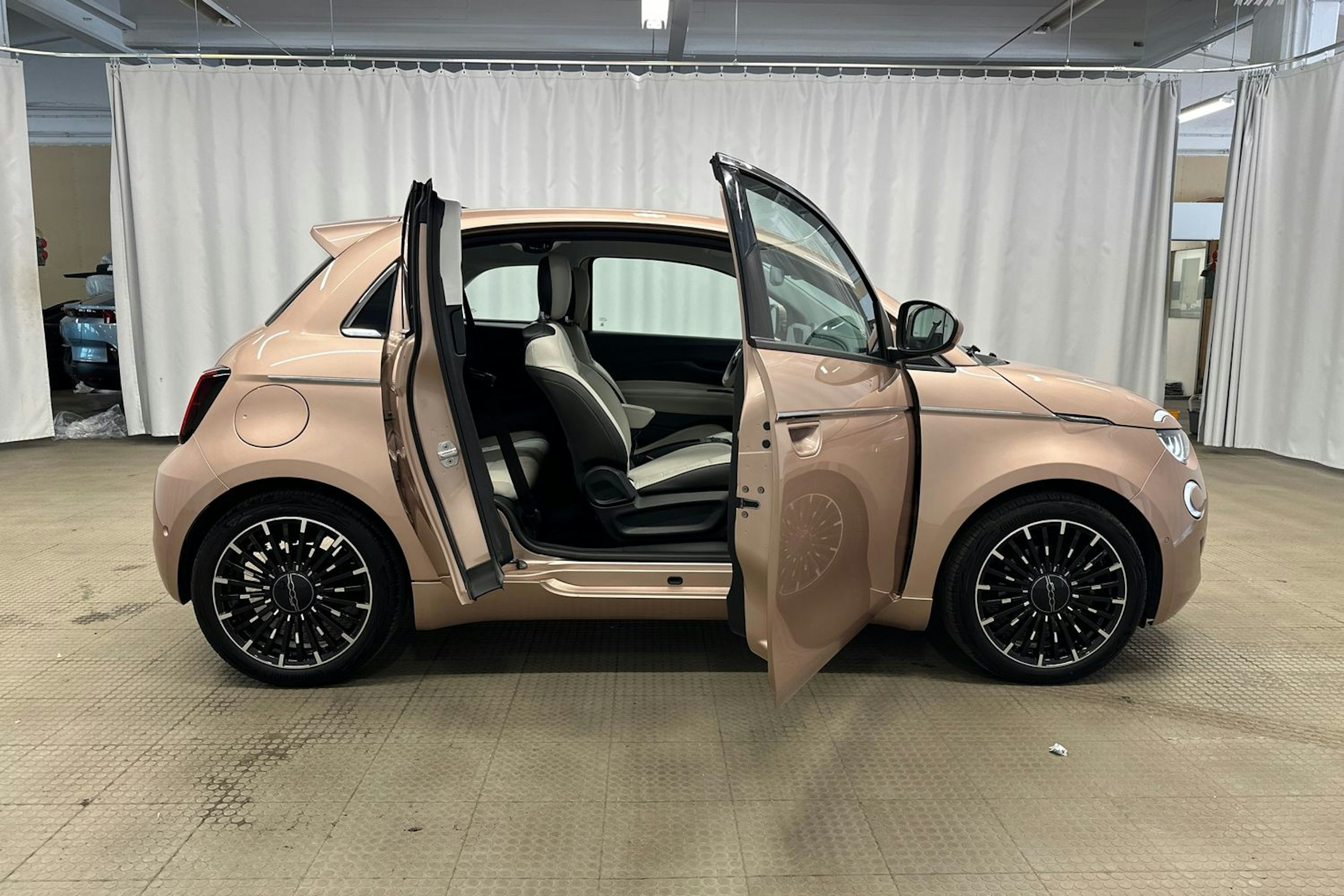 punainen Fiat 500e 2021 kuva 14.