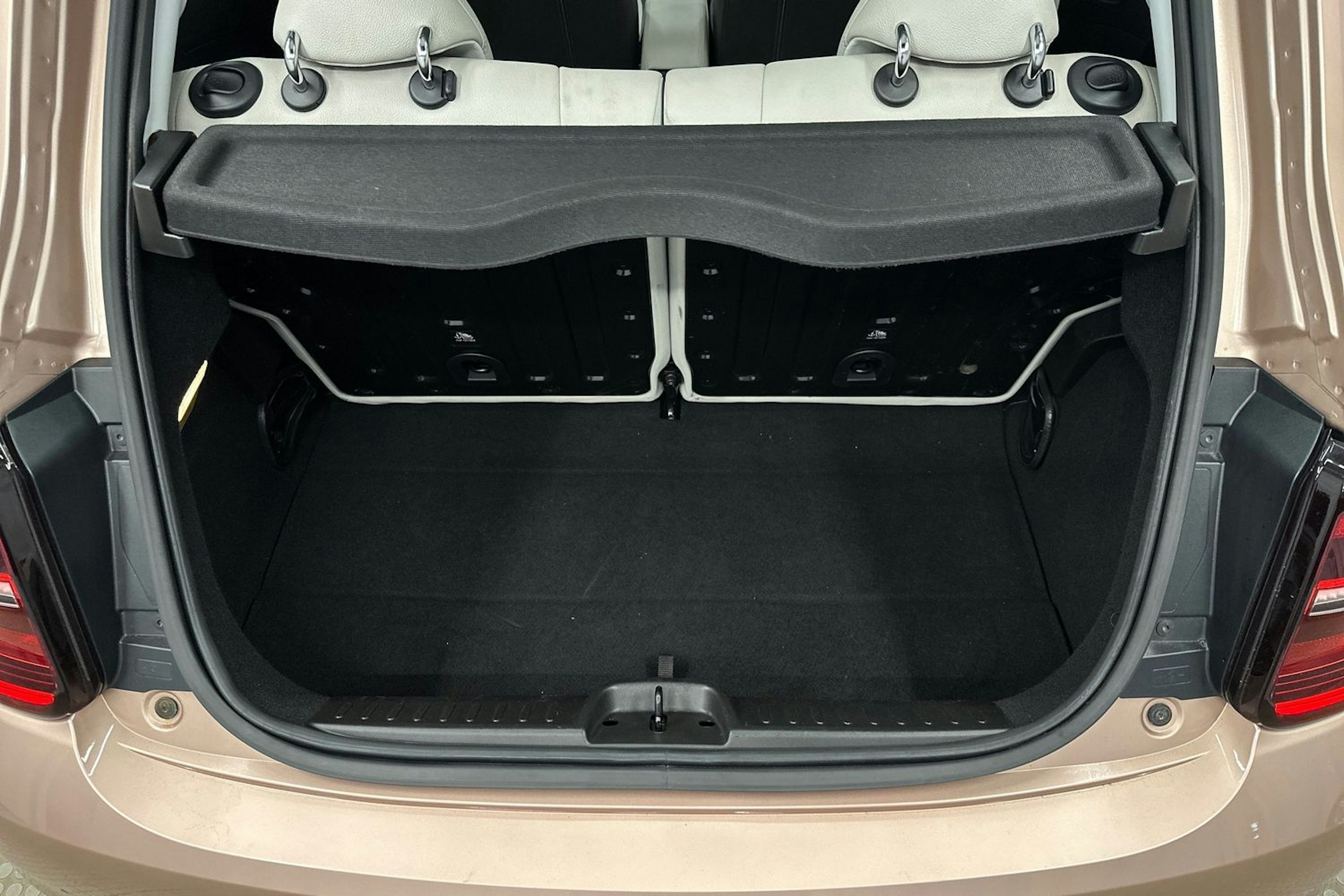 punainen Fiat 500e 2021 kuva 15.