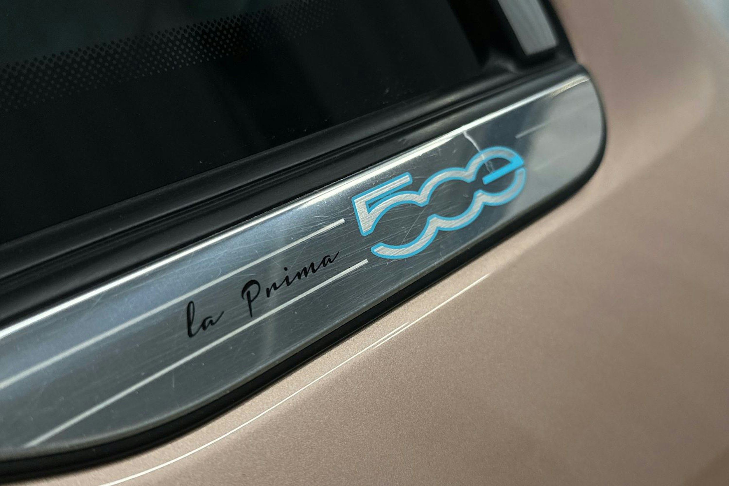 punainen Fiat 500e 2021 kuva 16.