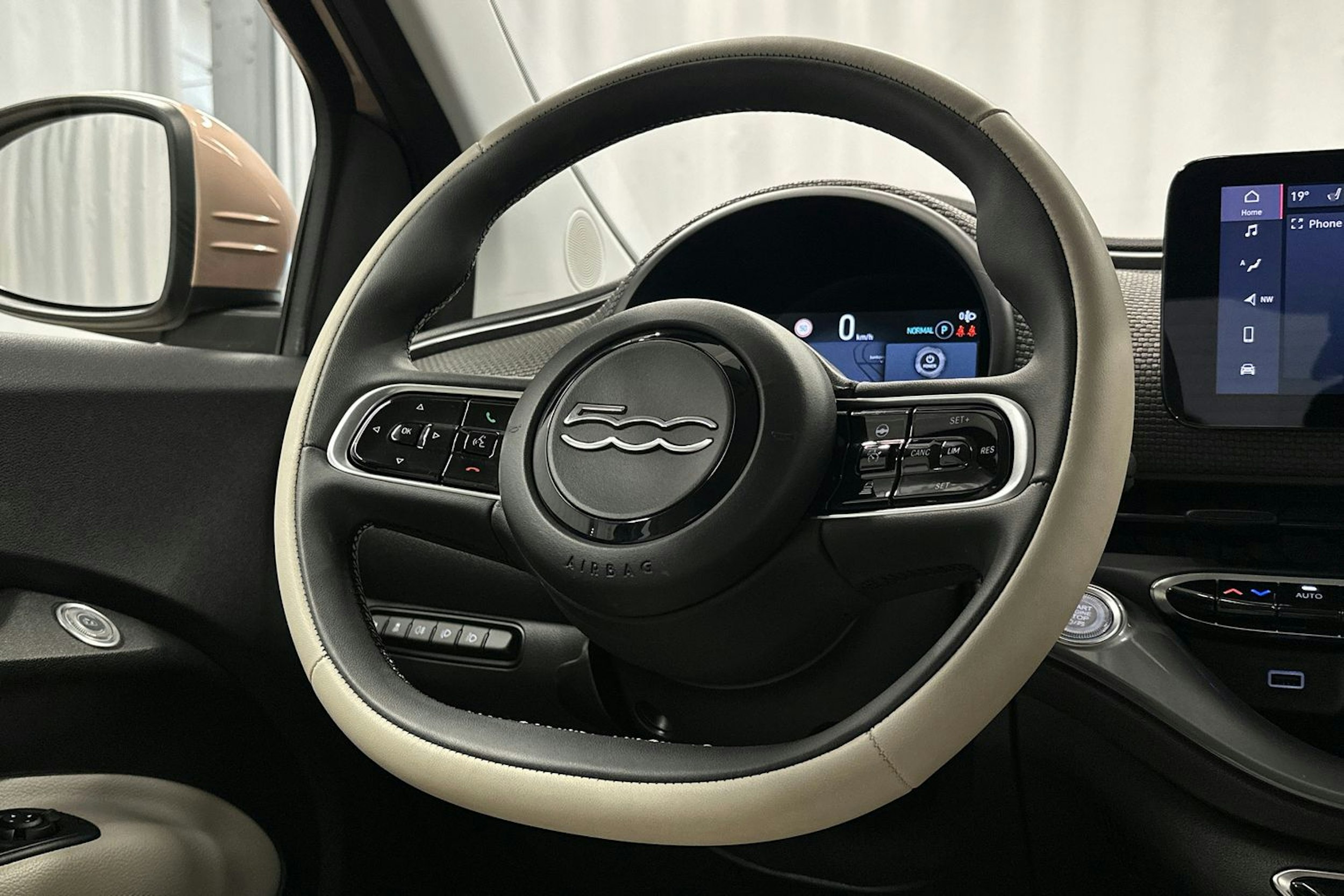 punainen Fiat 500e 2021 kuva 17.