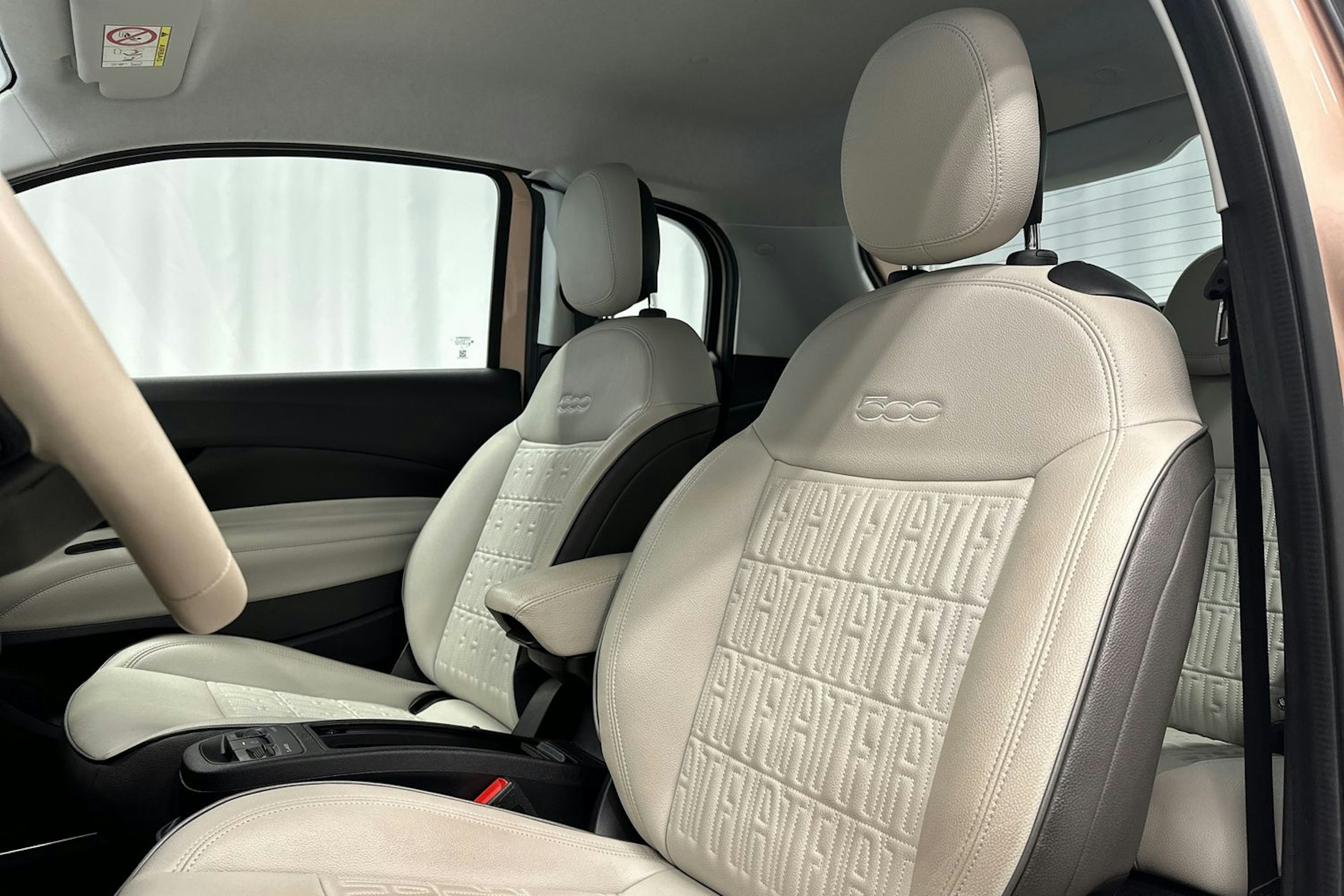 punainen Fiat 500e 2021 kuva 18.