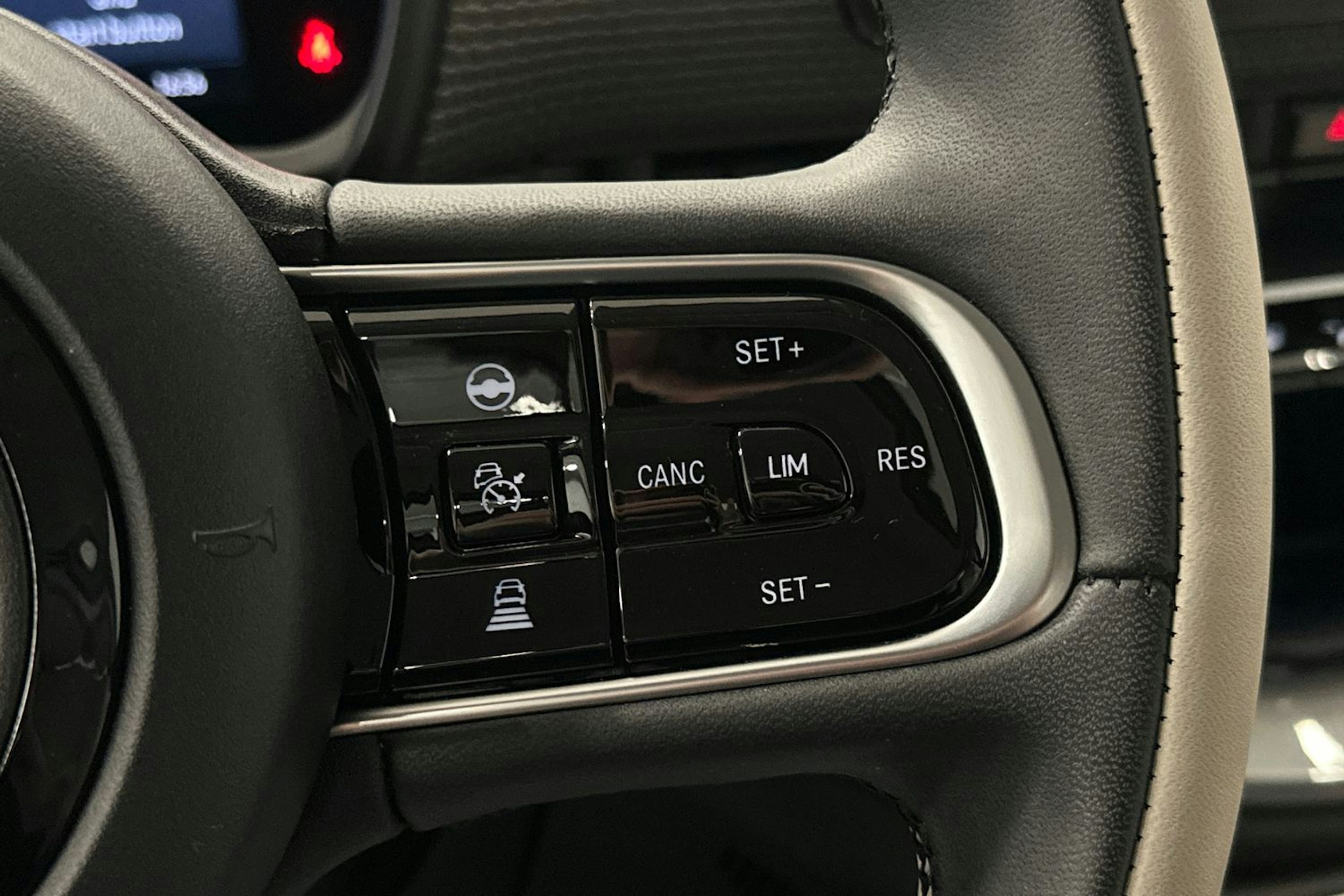 punainen Fiat 500e 2021 kuva 20.