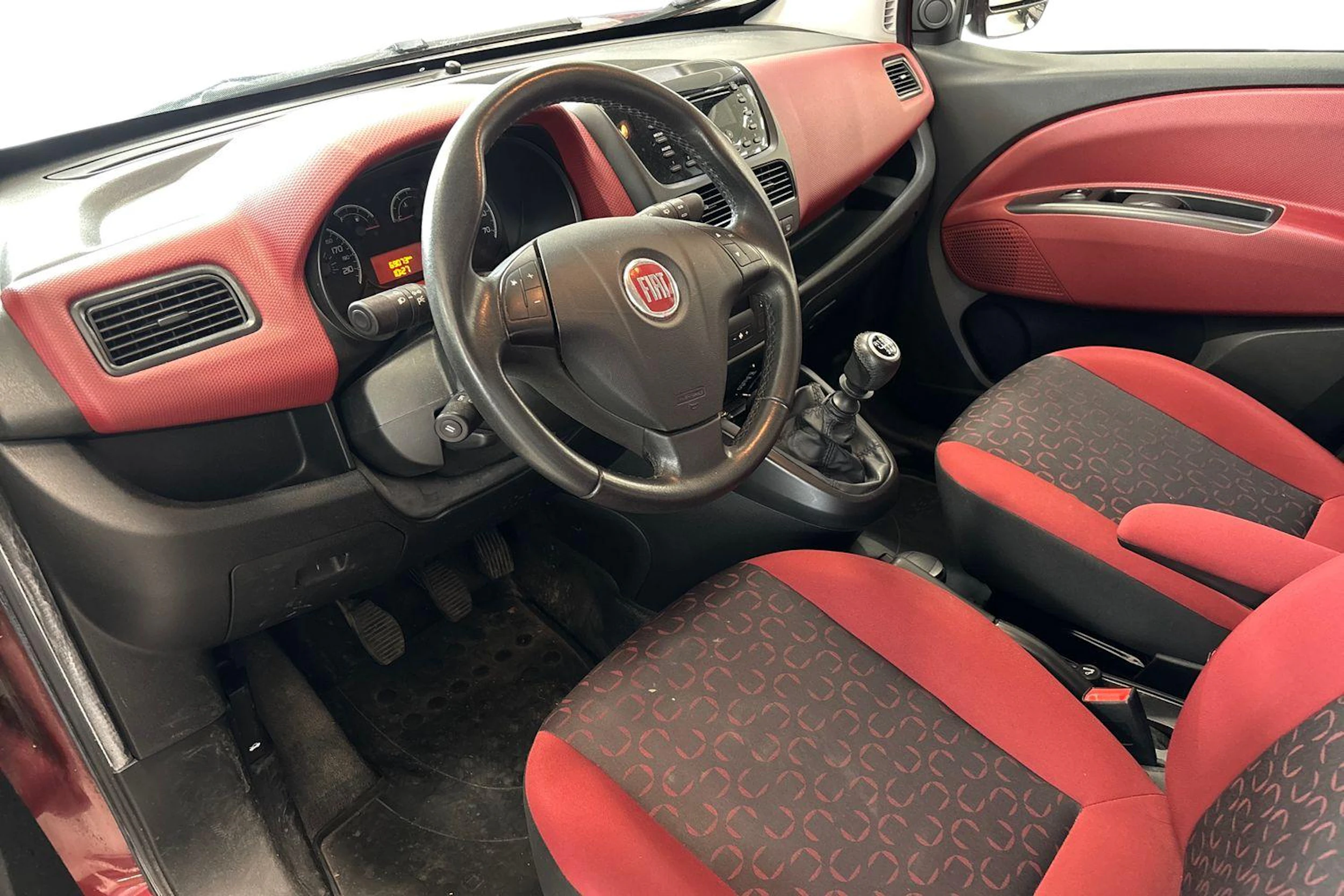 Punainen Fiat Doblo 2011 kuva 3.