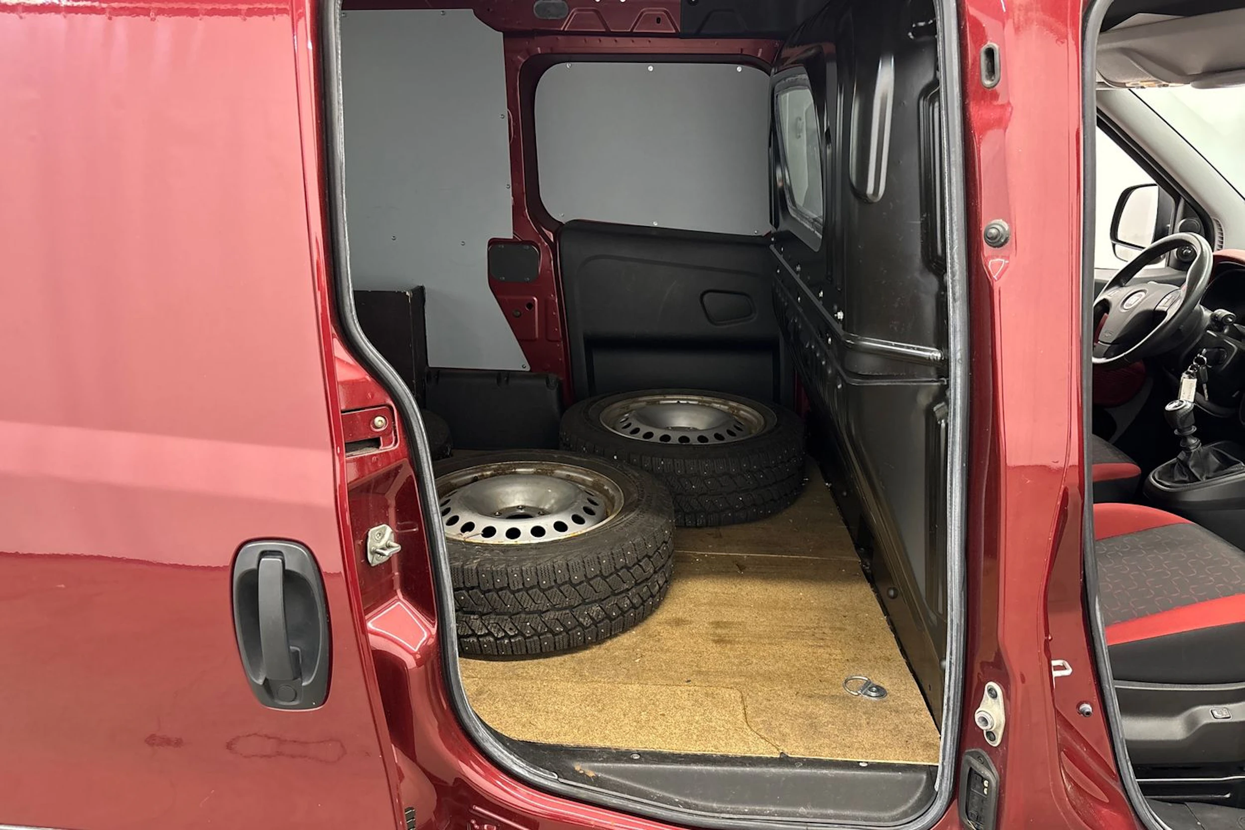Punainen Fiat Doblo 2011 kuva 16.