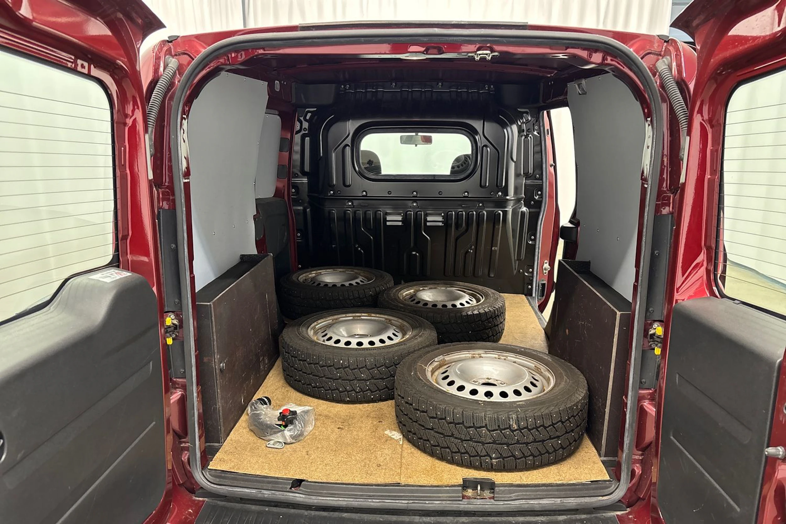 Punainen Fiat Doblo 2011 kuva 17.