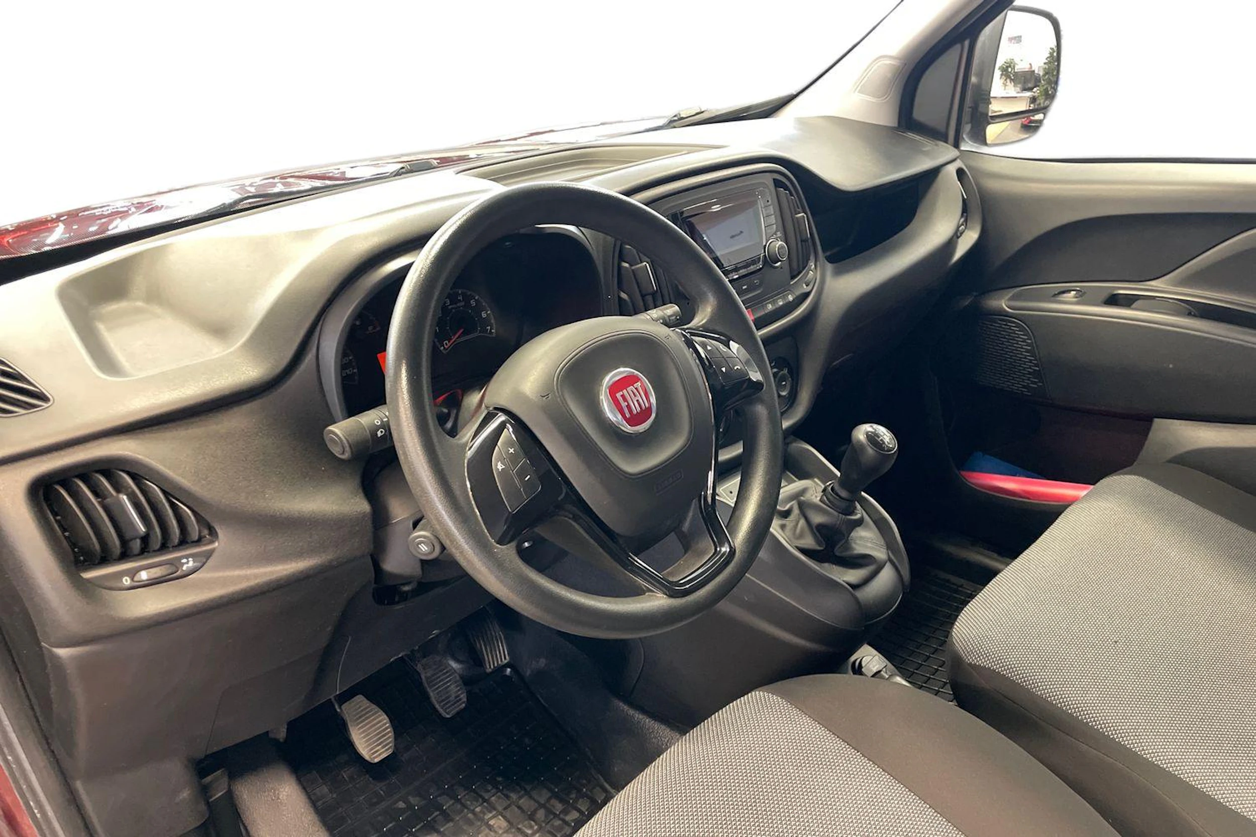 punainen Fiat Doblo 2019 kuva 8.