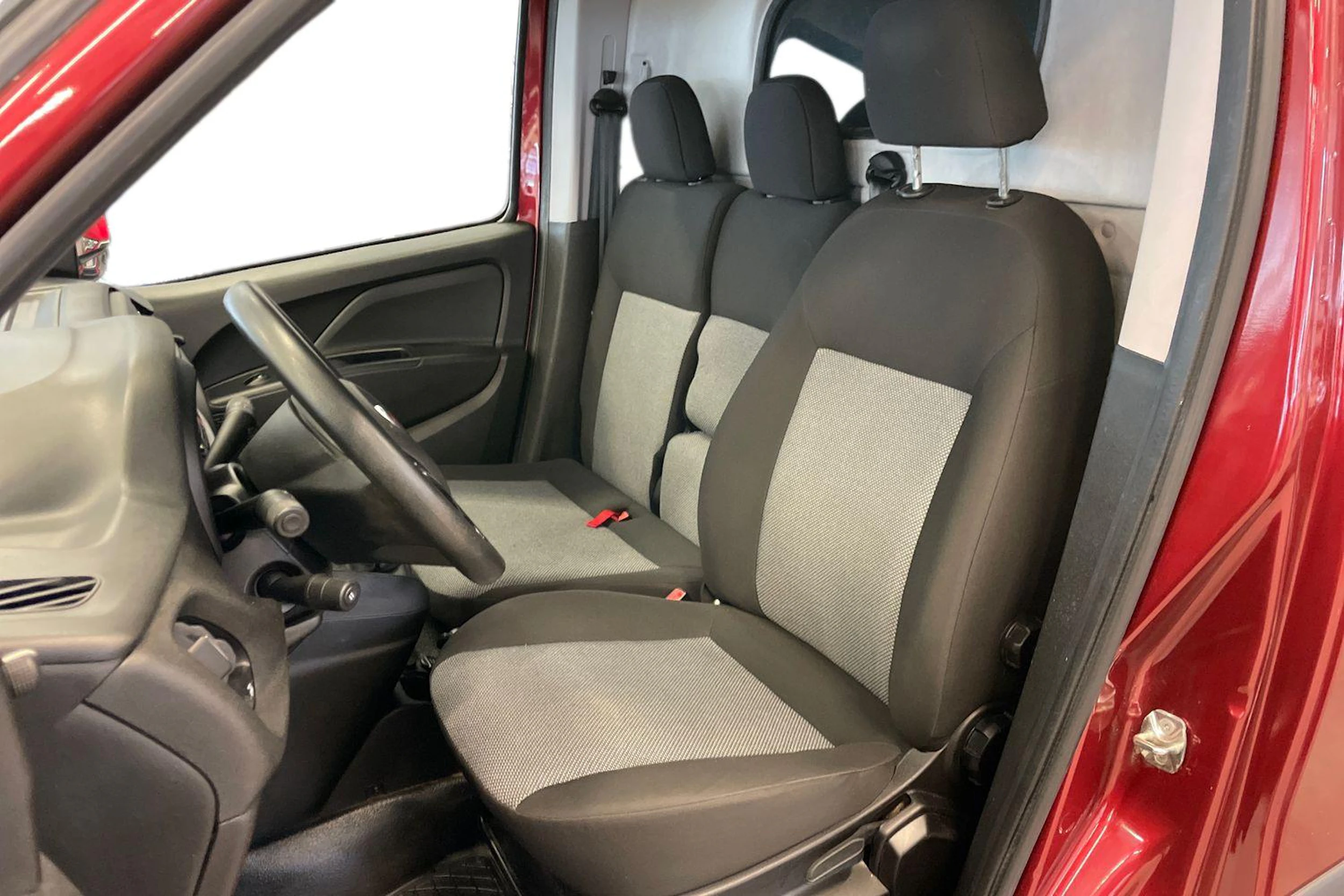 punainen Fiat Doblo 2019 kuva 11.
