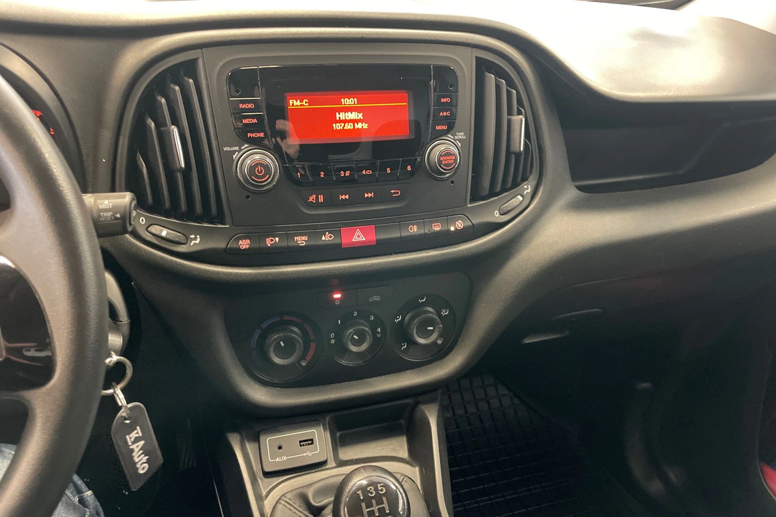 punainen Fiat Doblo 2019 kuva 15.