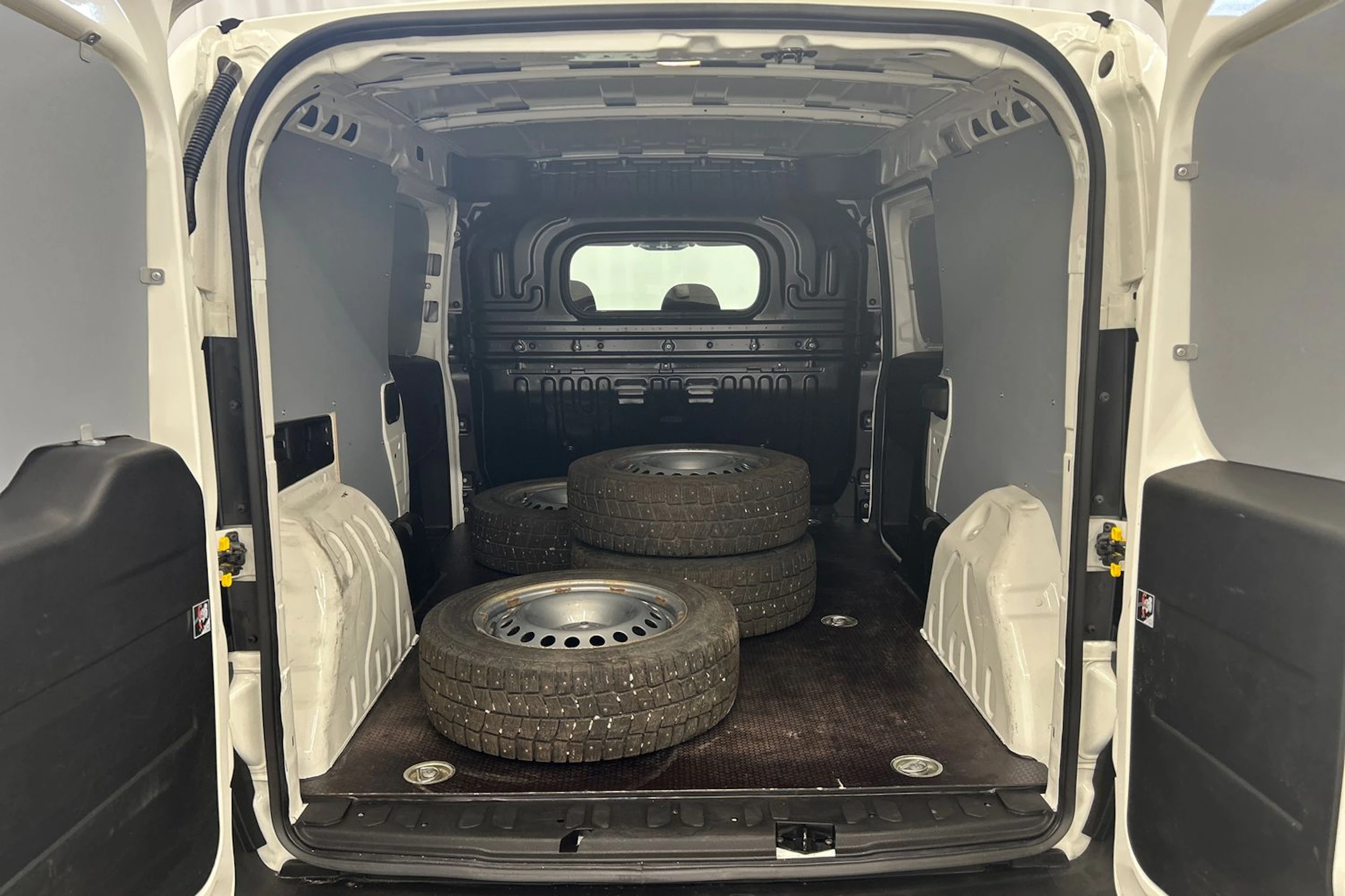 valkoinen Fiat Doblo 2022 kuva 19.
