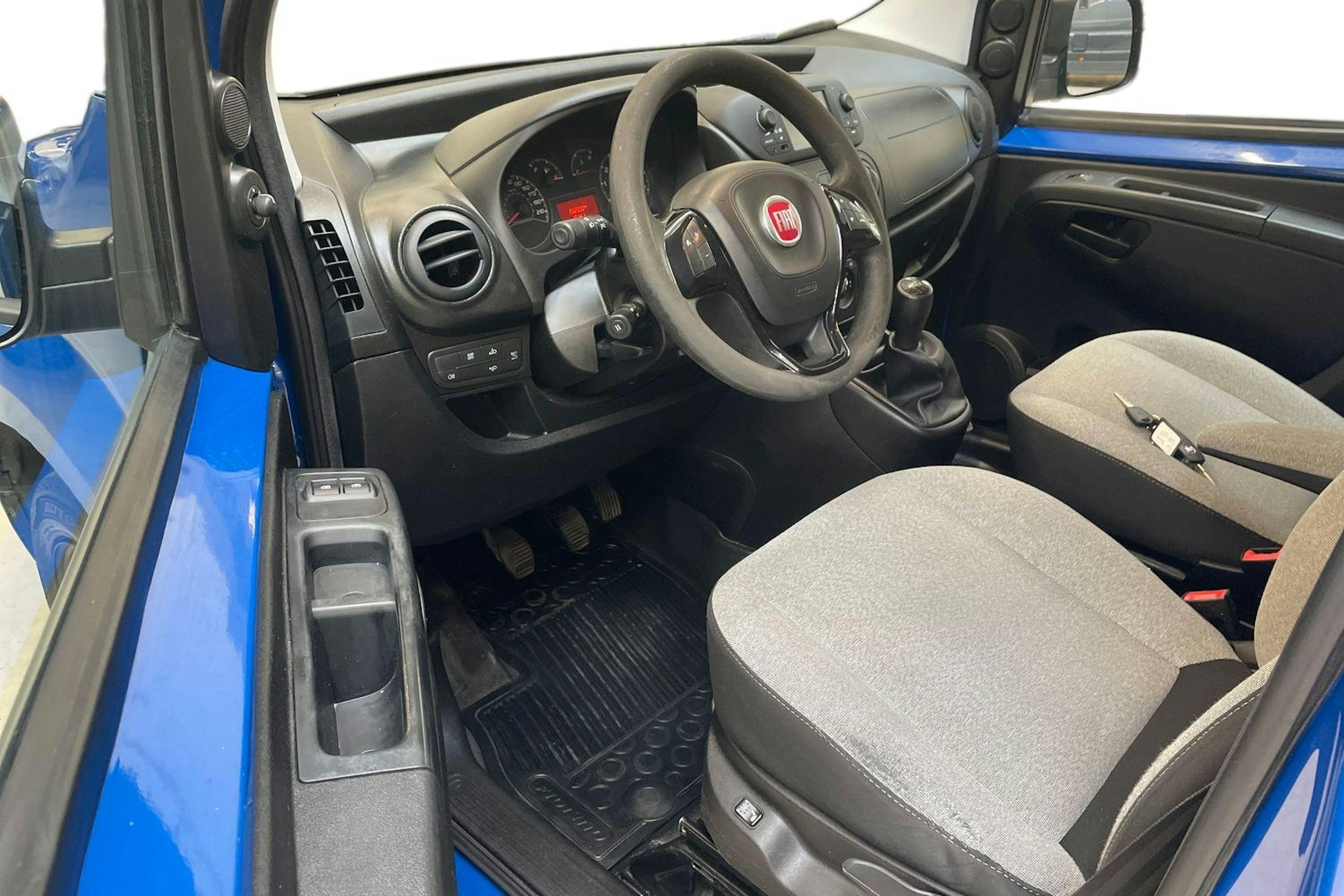 sininen Fiat Fiorino 2017 kuva 7.