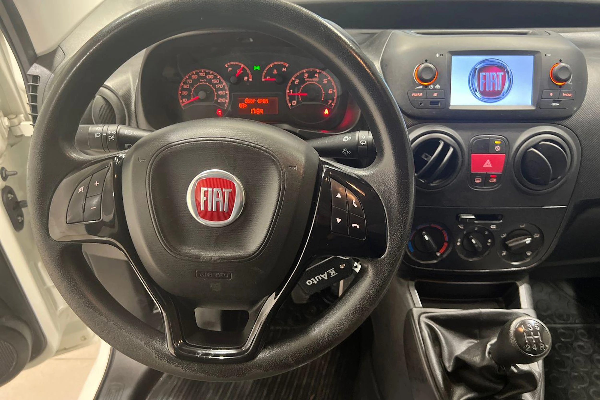 valkoinen Fiat Fiorino 2018 kuva 9.