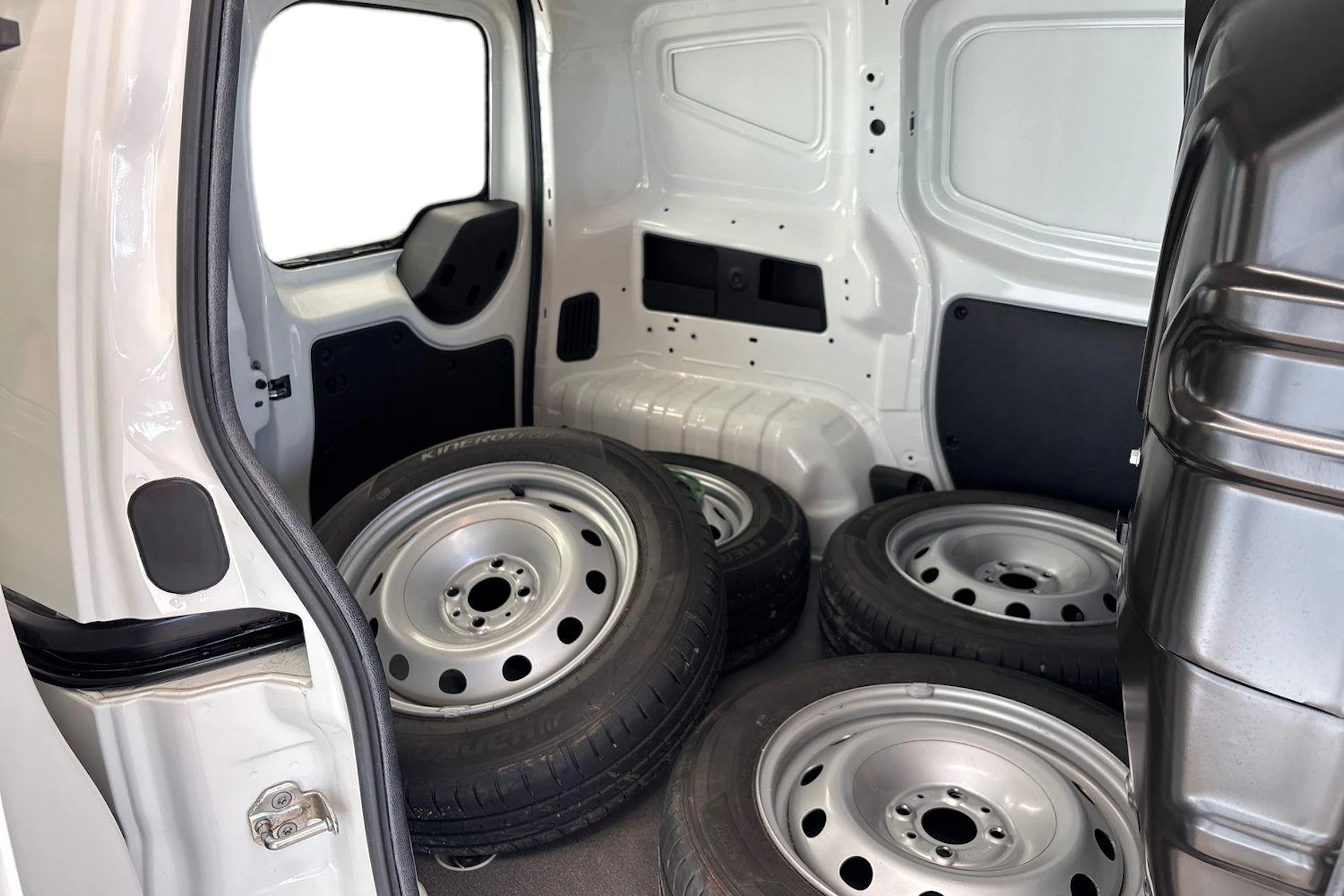 Valkoinen Fiat Fiorino 2021 kuva 11.