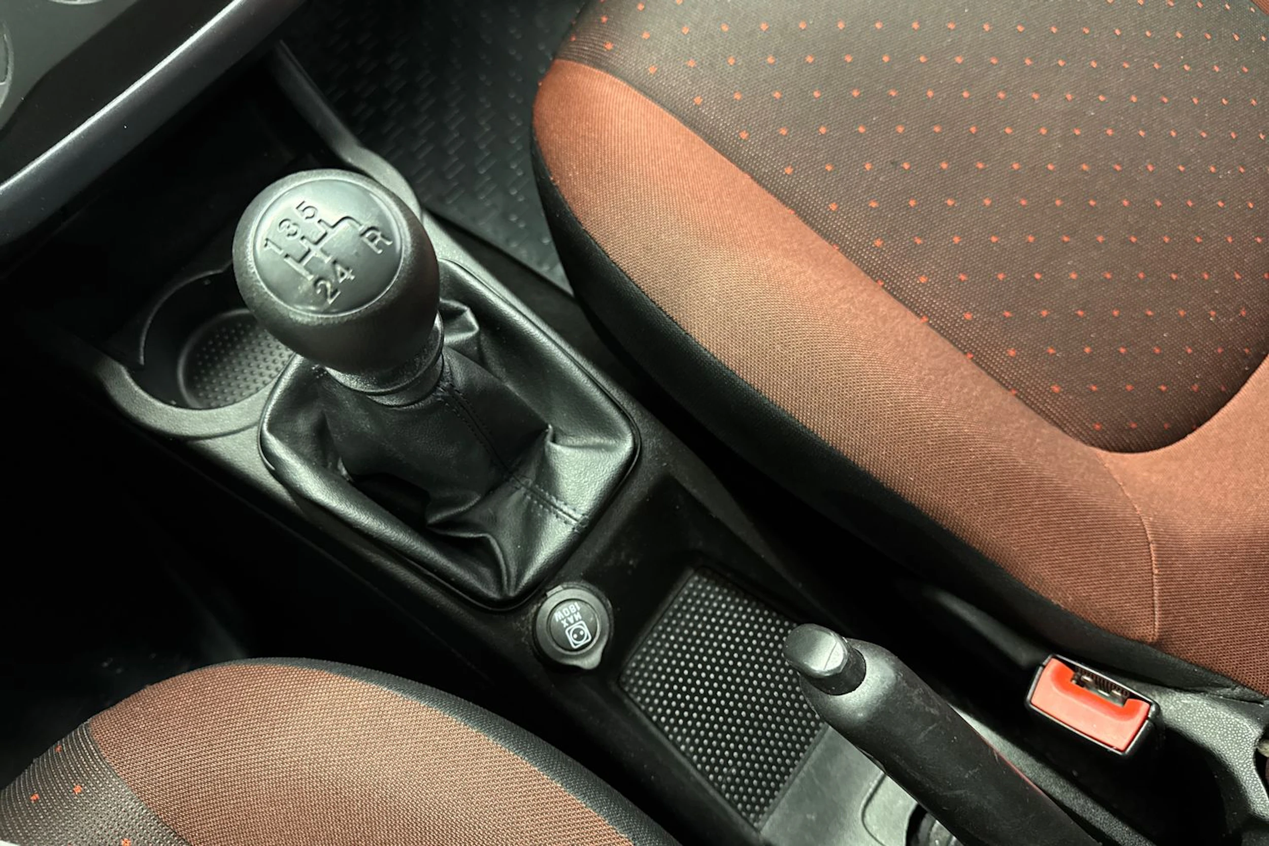 punainen Fiat Grande Punto 2009 kuva 21.