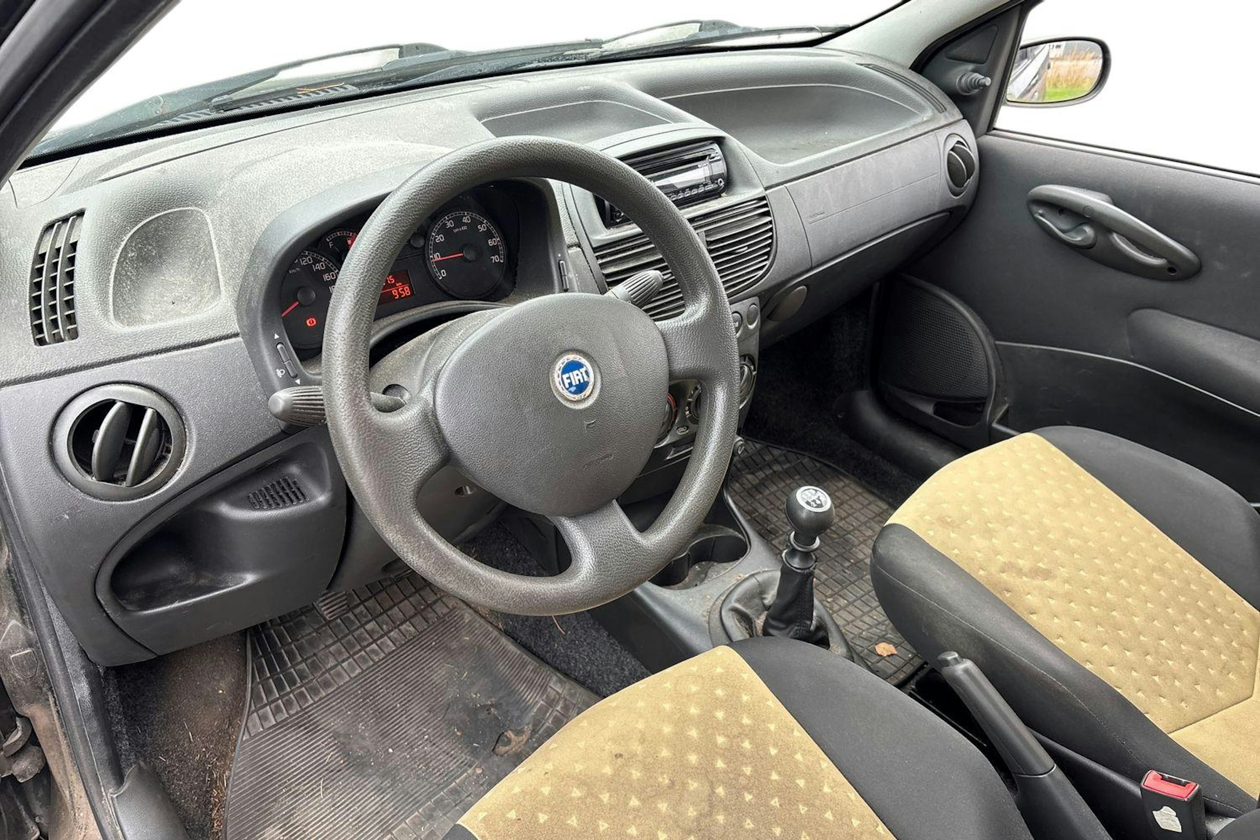 musta Fiat Punto 2006 kuva 6.