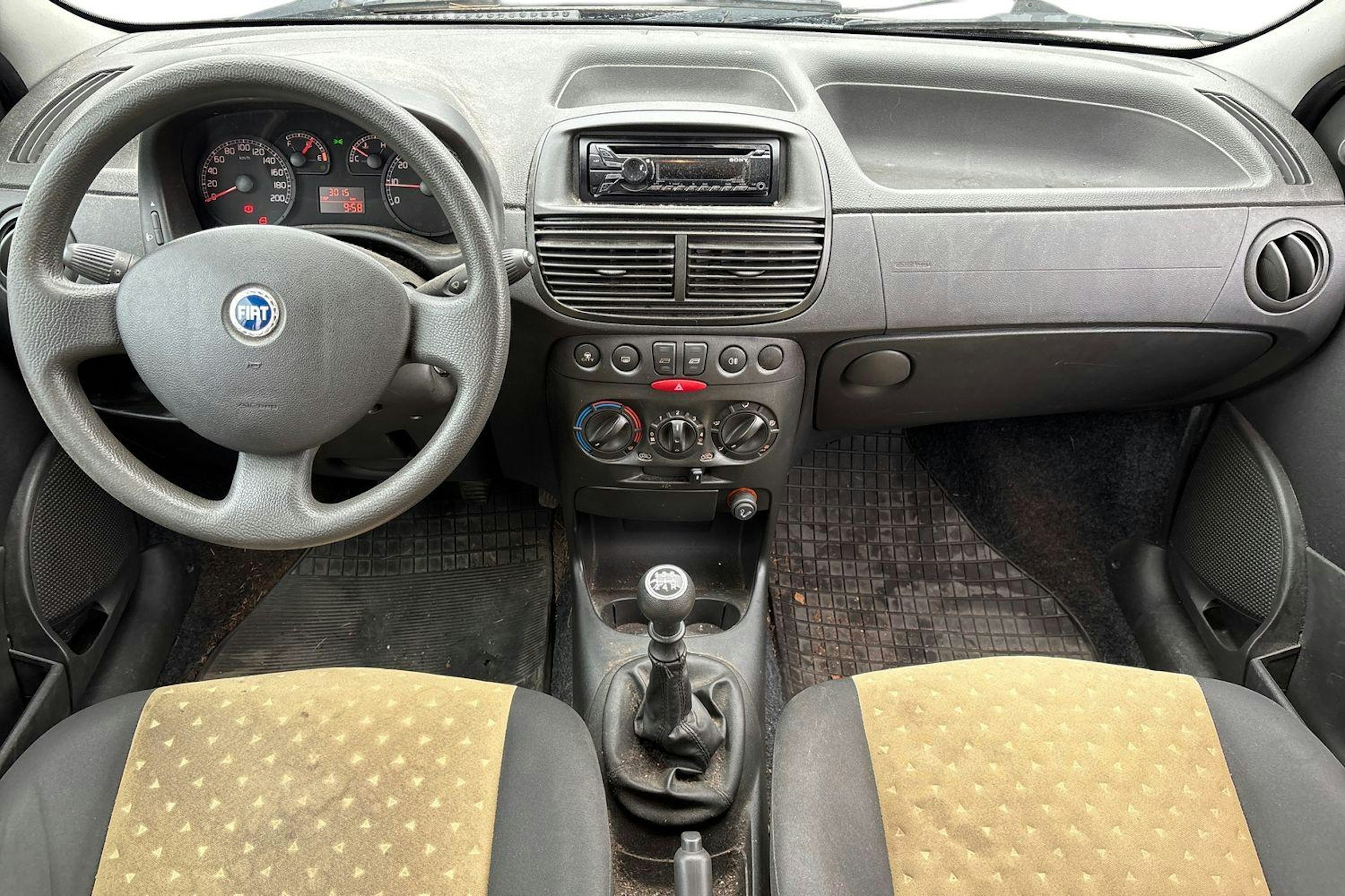 musta Fiat Punto 2006 kuva 7.