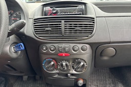 musta Fiat Punto 2006 kuva 17.