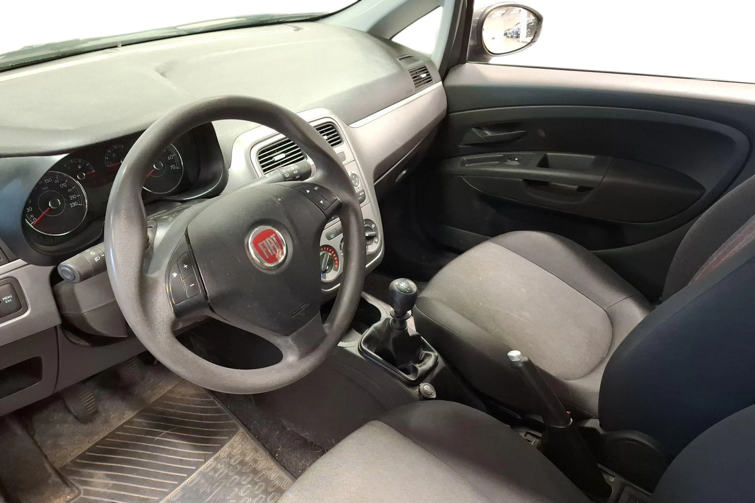 musta Fiat Punto 2012 kuva 3.