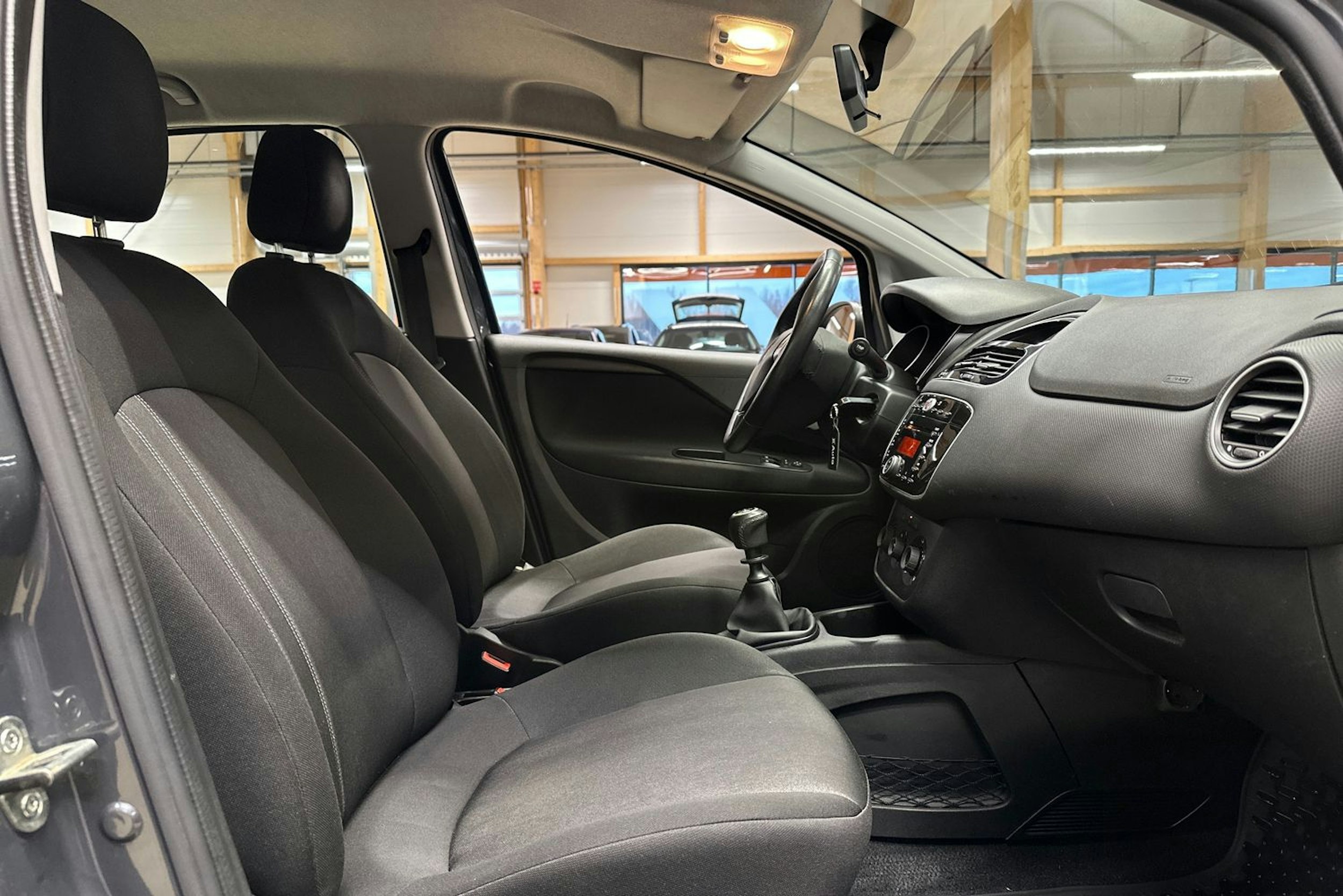 harmaa Fiat Punto 2013 kuva 12.