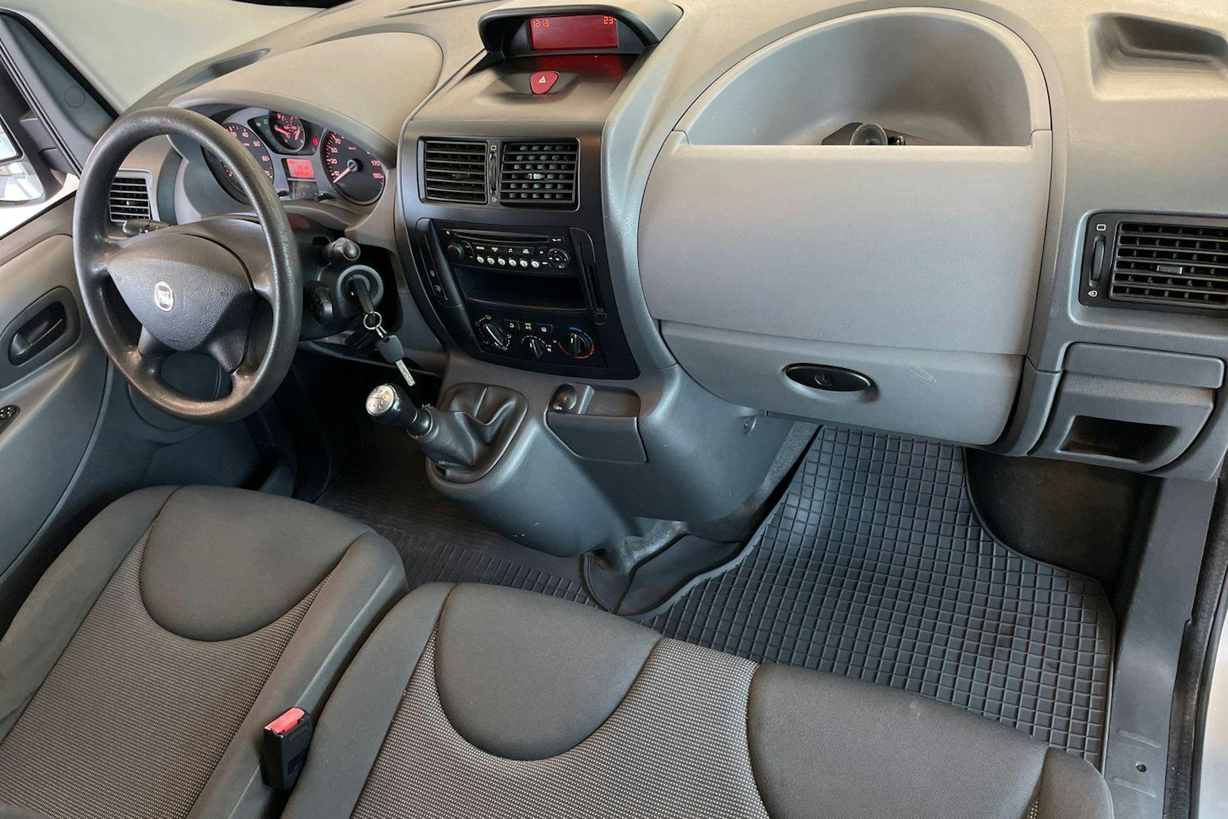 harmaa Fiat Scudo 2008 kuva 9.