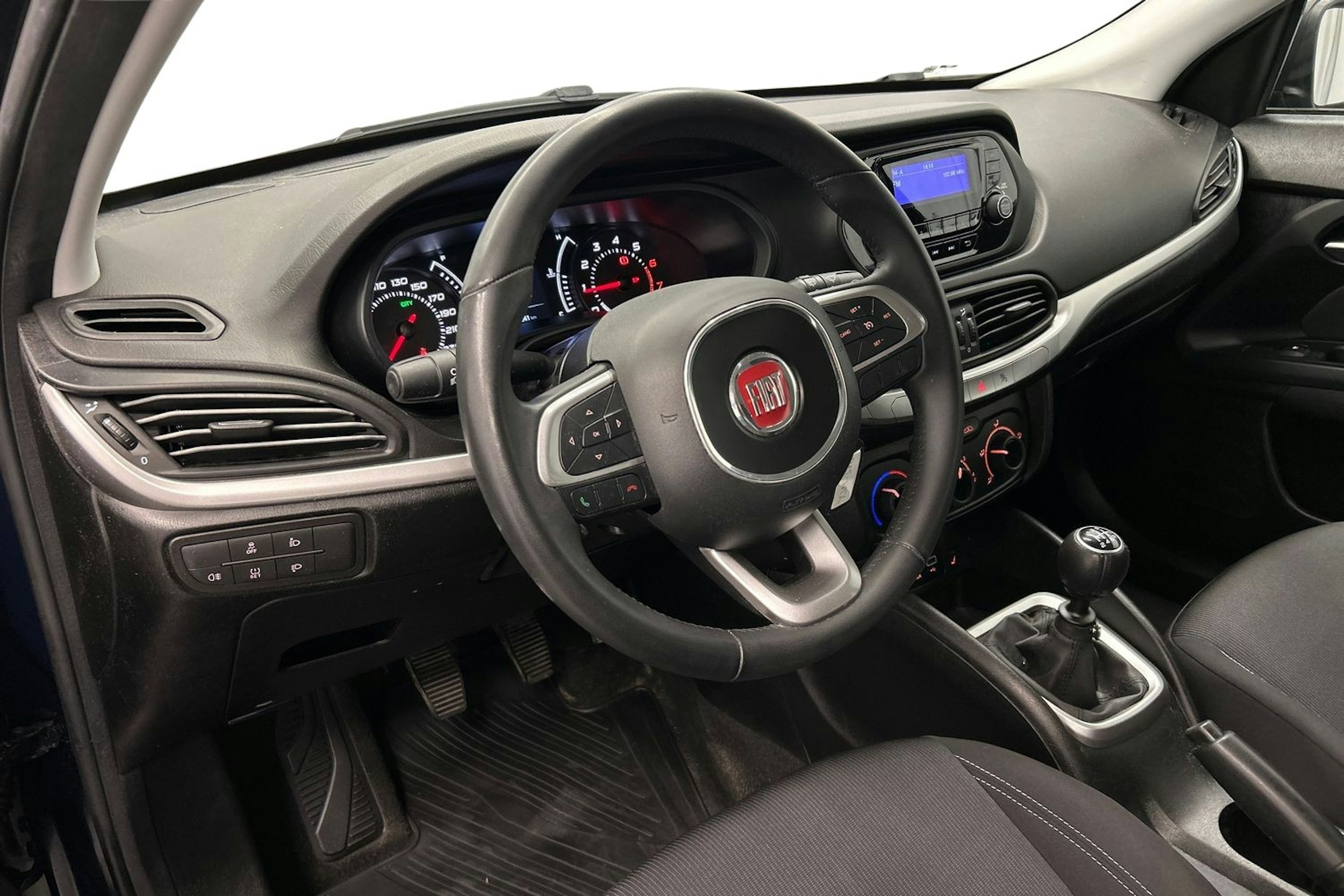 sininen Fiat Tipo 2017 kuva 6.