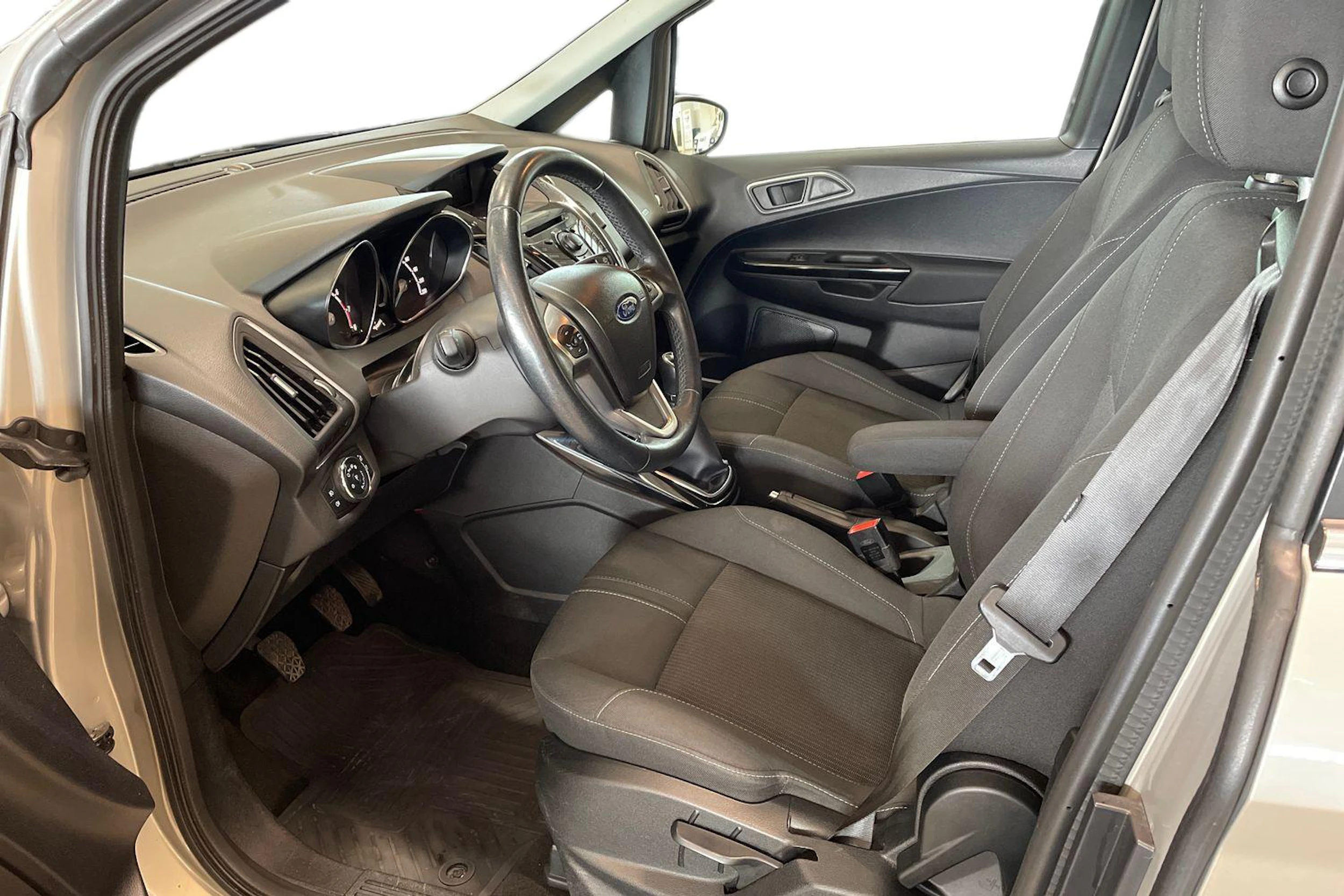 harmaa Ford B-Max 2014 kuva 6.