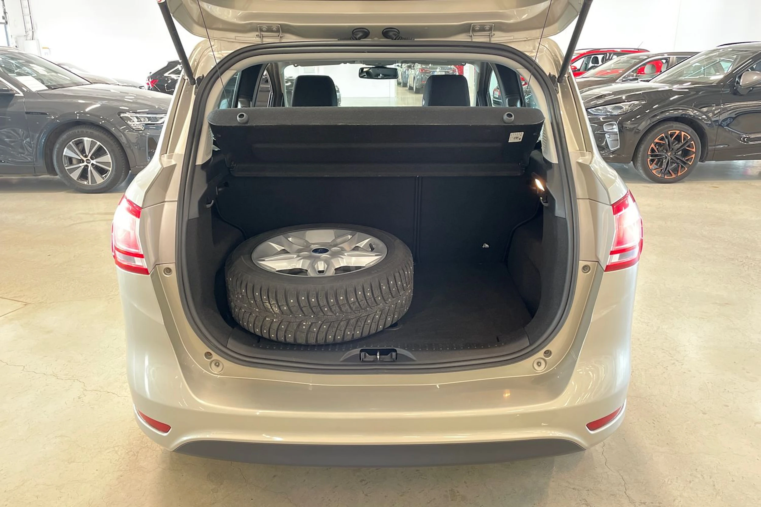 harmaa Ford B-Max 2014 kuva 22.