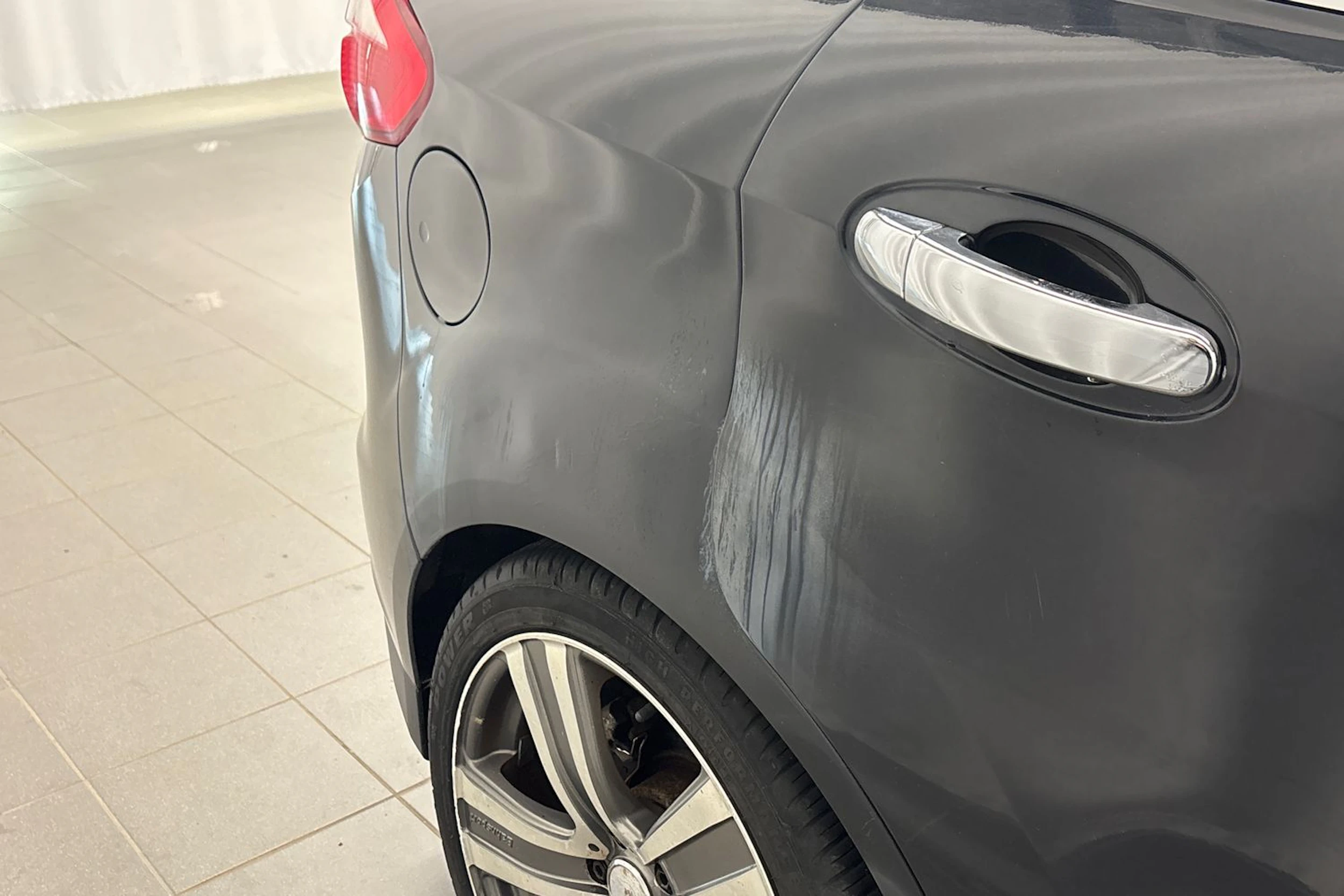 musta Ford C-Max 2011 kuva 21.