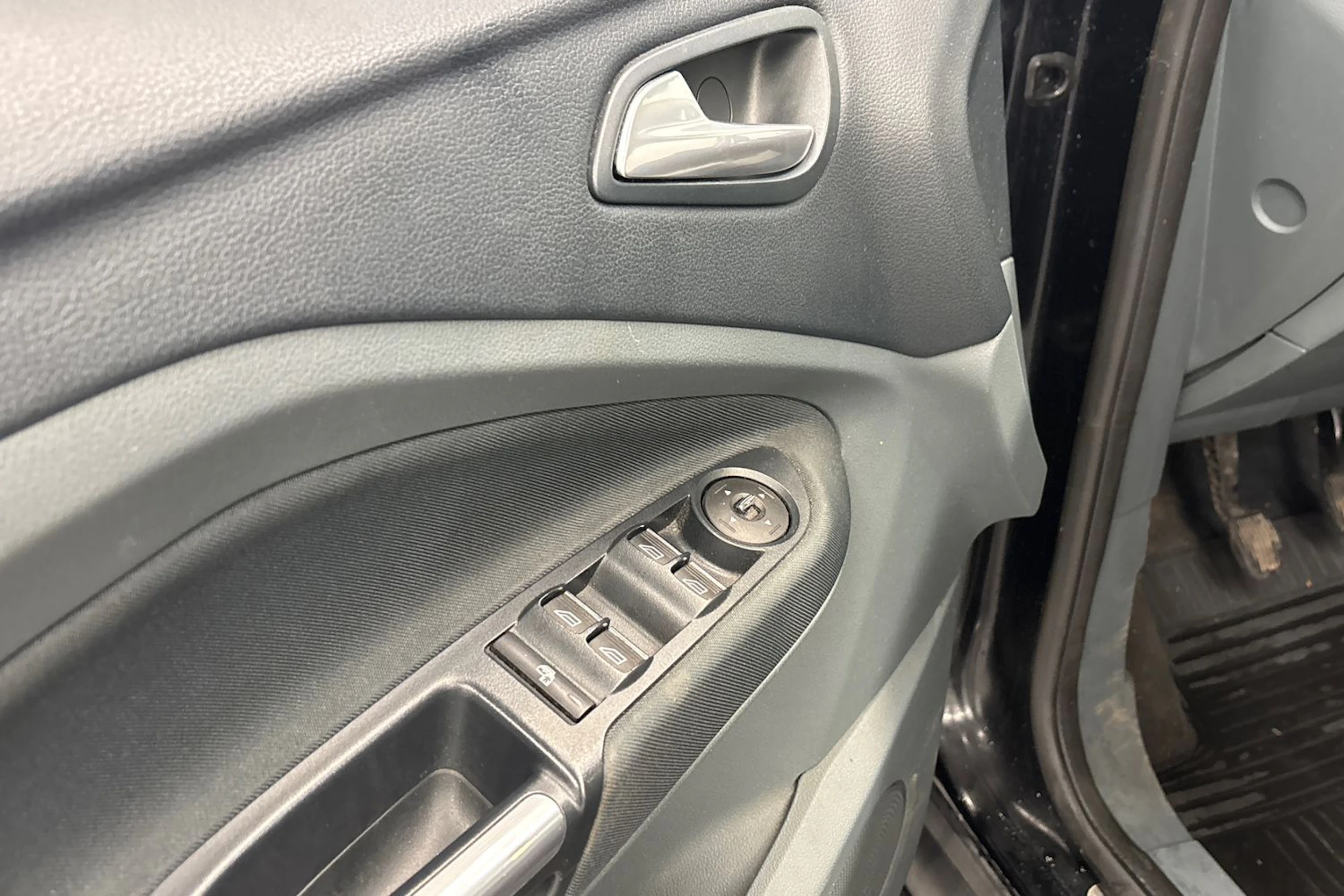 musta Ford C-Max 2011 kuva 22.