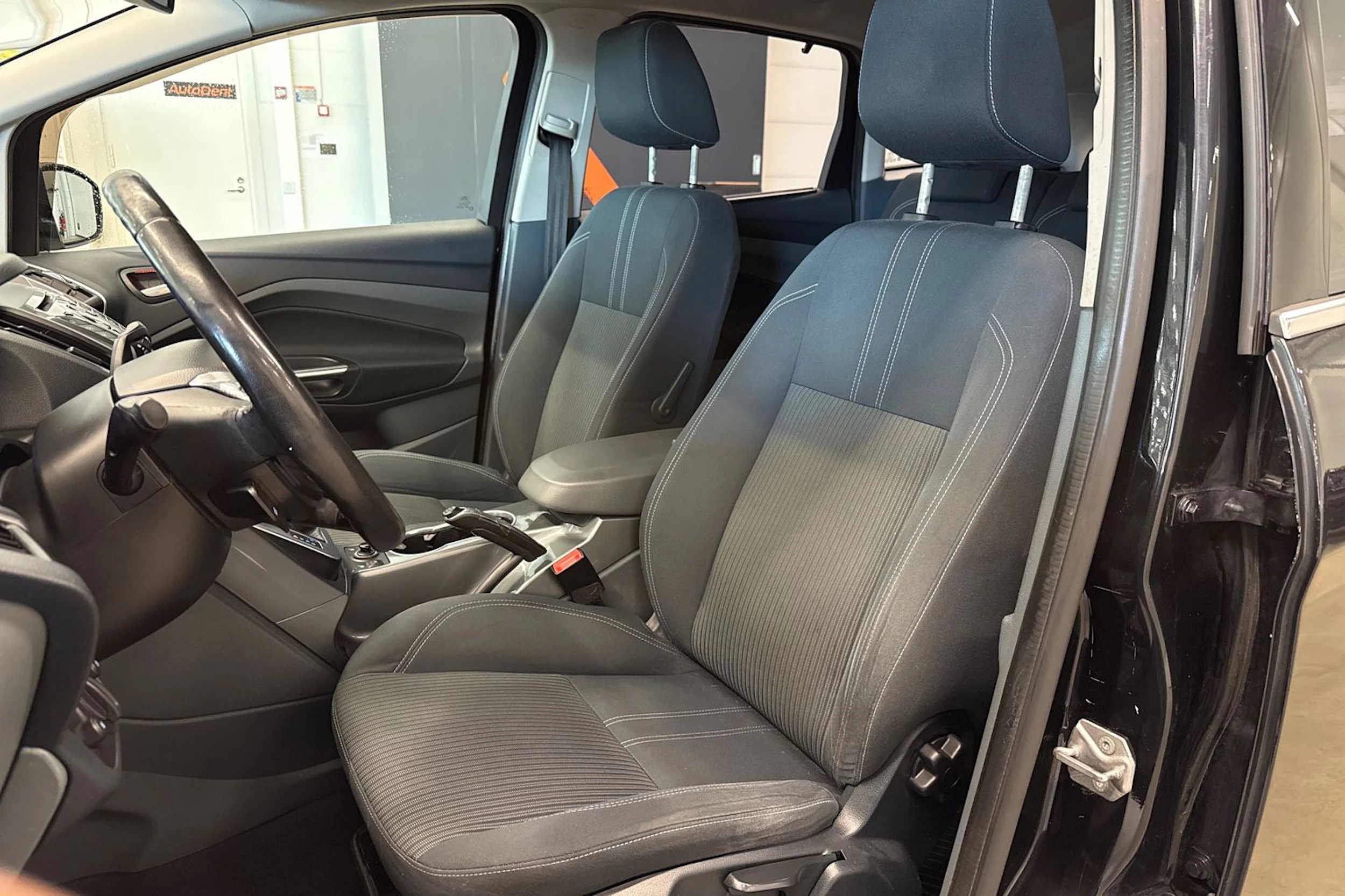 musta Ford C-Max 2012 kuva 11.