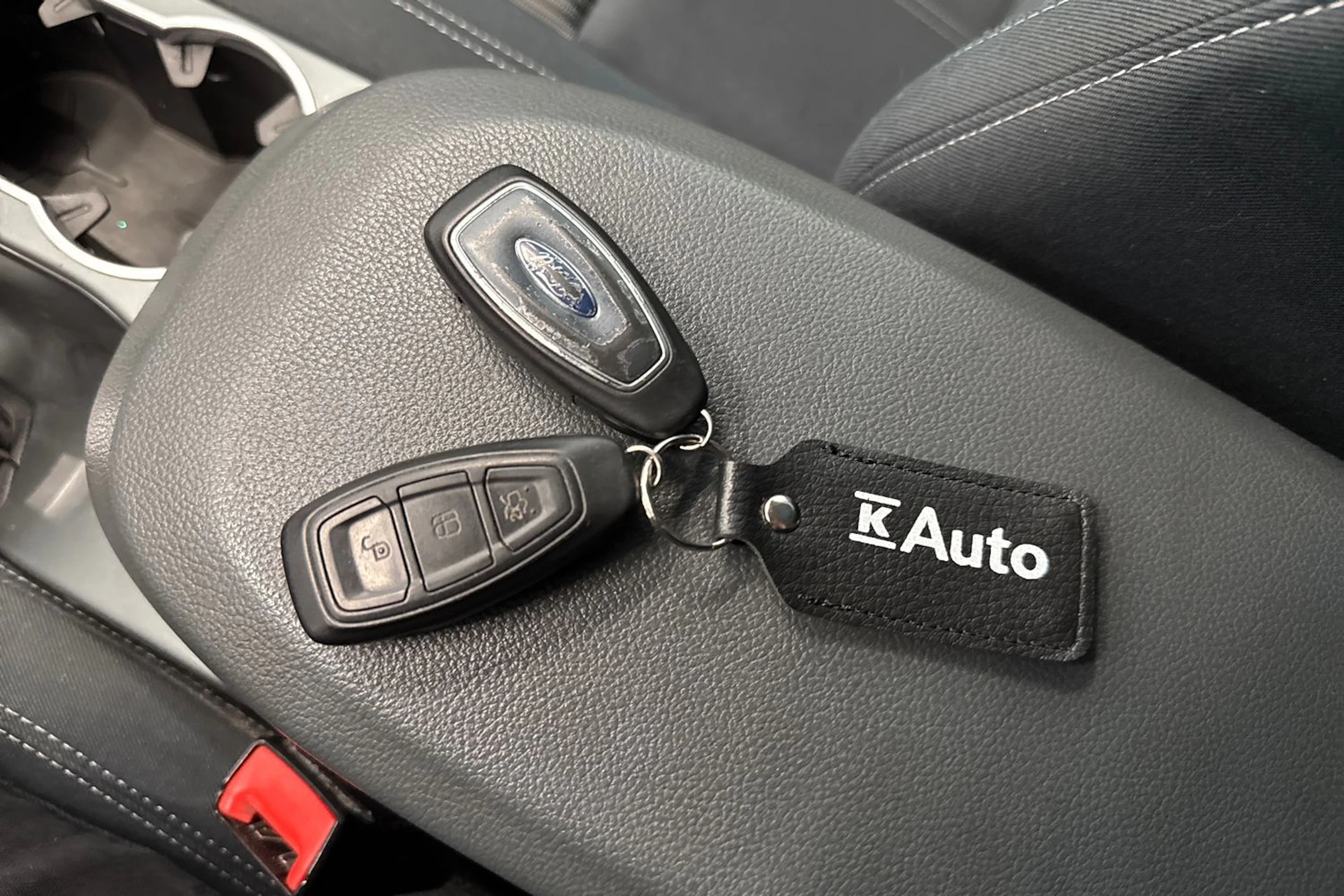 musta Ford C-Max 2012 kuva 21.