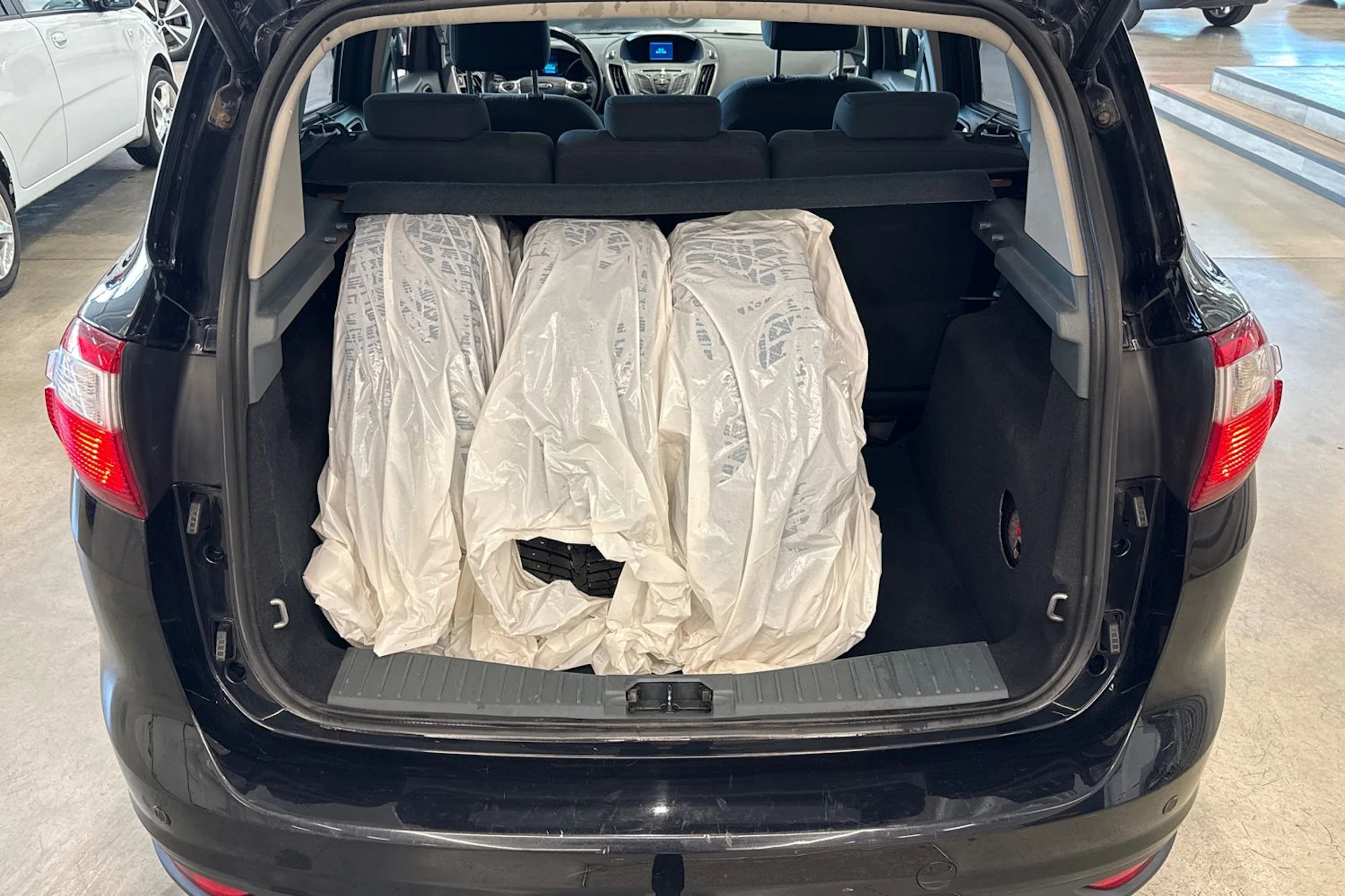 musta Ford C-Max 2012 kuva 22.
