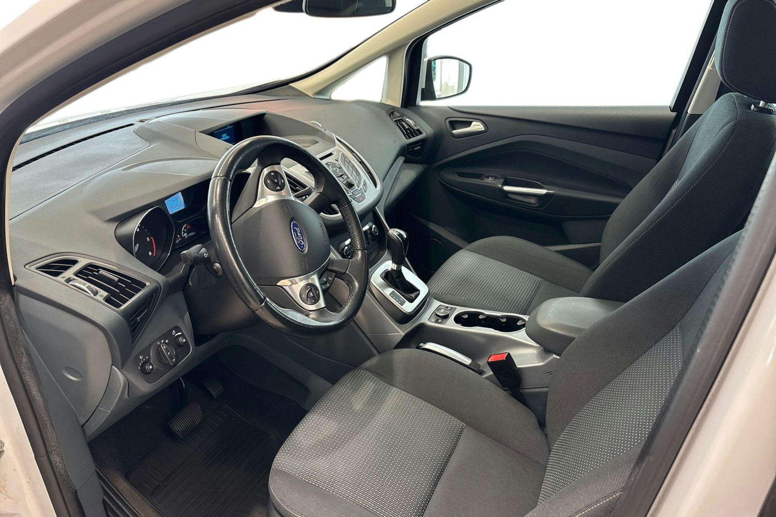 Valkoinen Ford C-Max 2014 kuva 7.