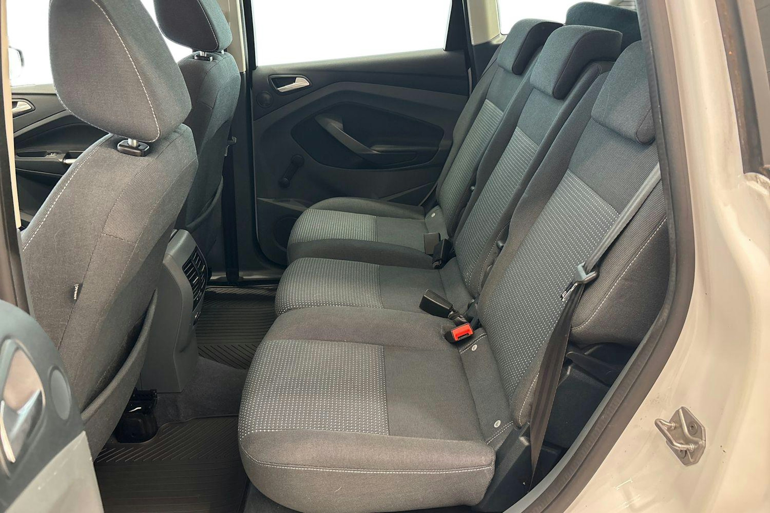 Valkoinen Ford C-Max 2014 kuva 10.