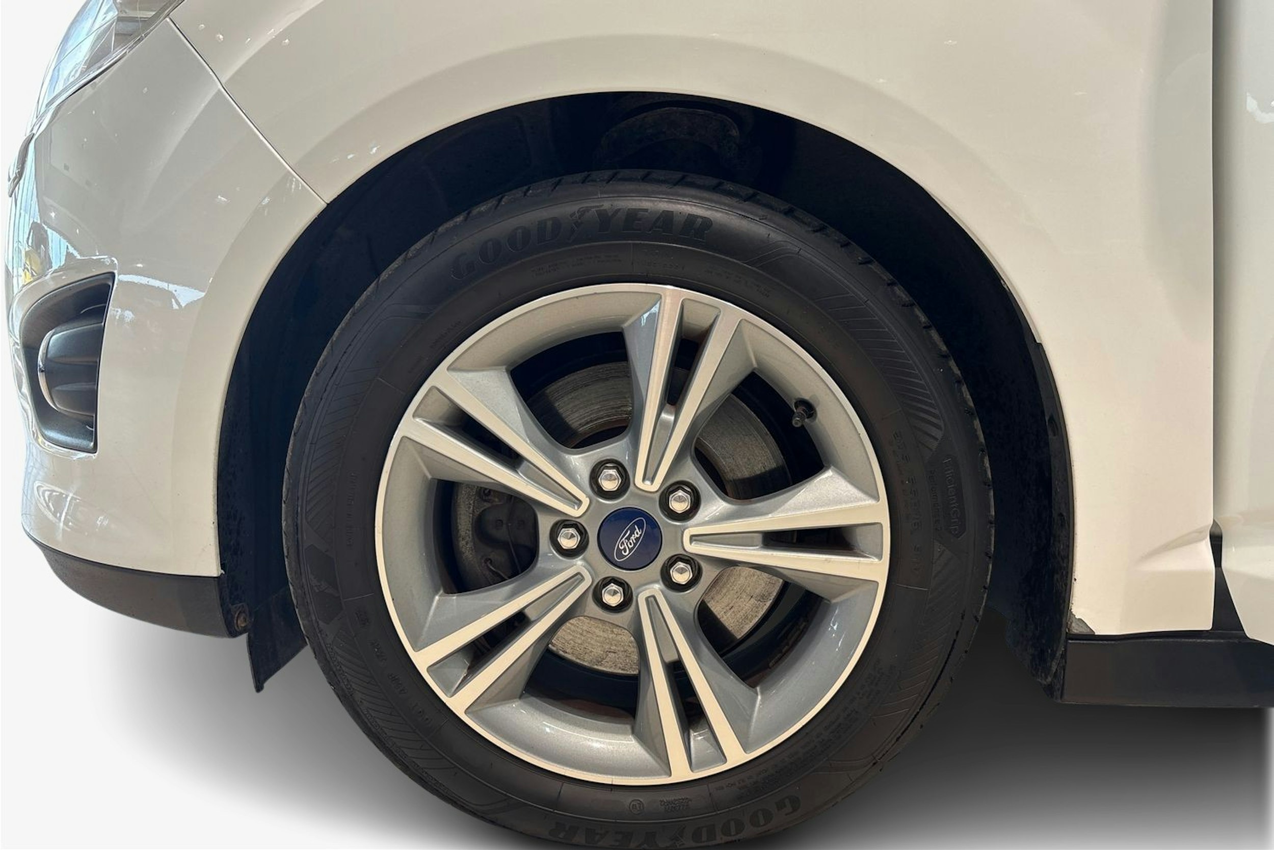 Valkoinen Ford C-Max 2014 kuva 11.