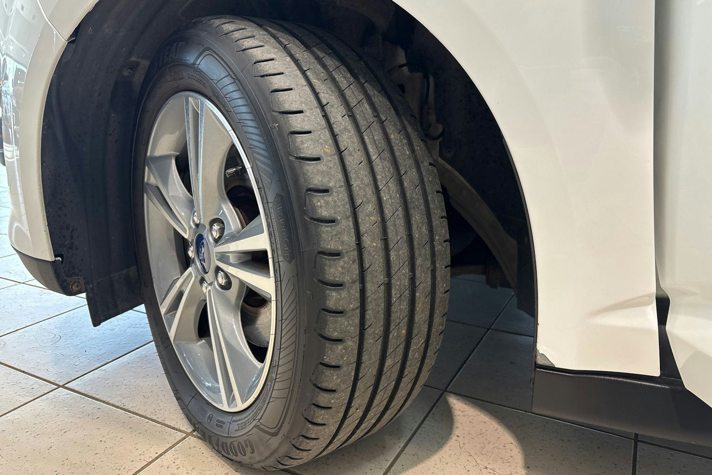 Valkoinen Ford C-Max 2014 kuva 13.