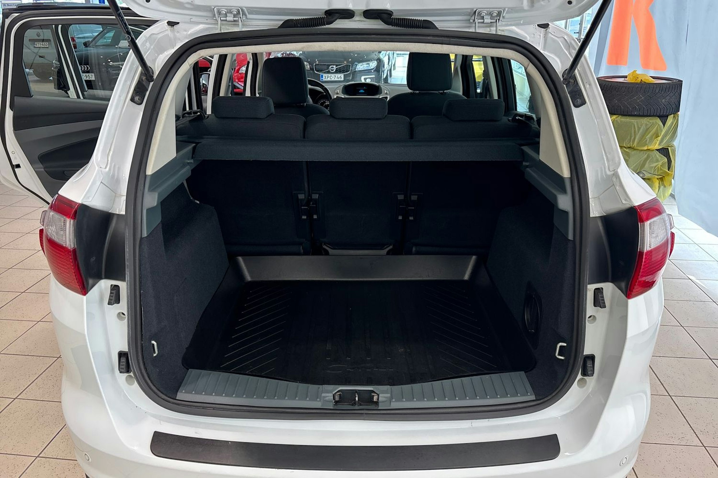 Valkoinen Ford C-Max 2014 kuva 15.