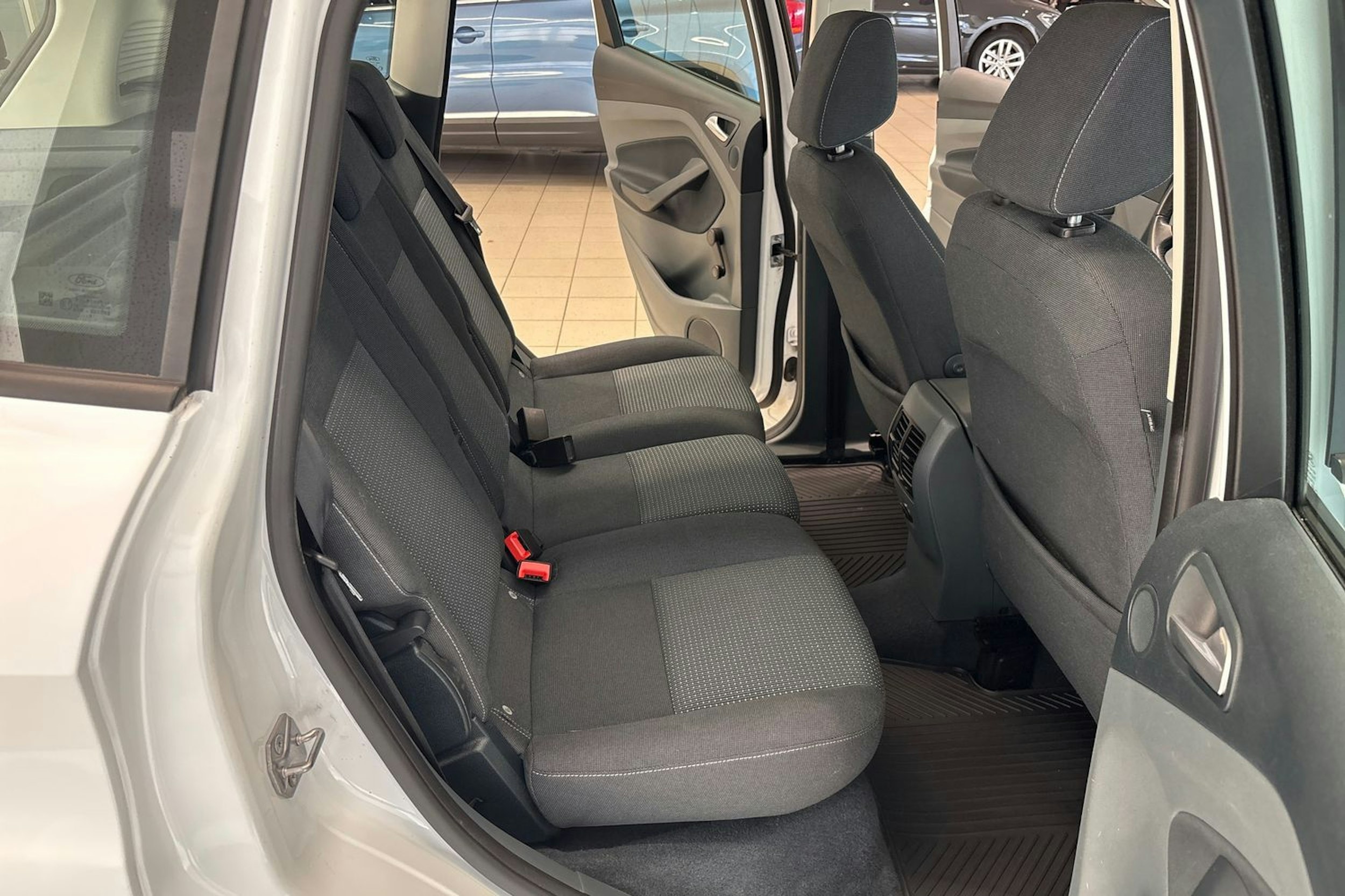 Valkoinen Ford C-Max 2014 kuva 16.