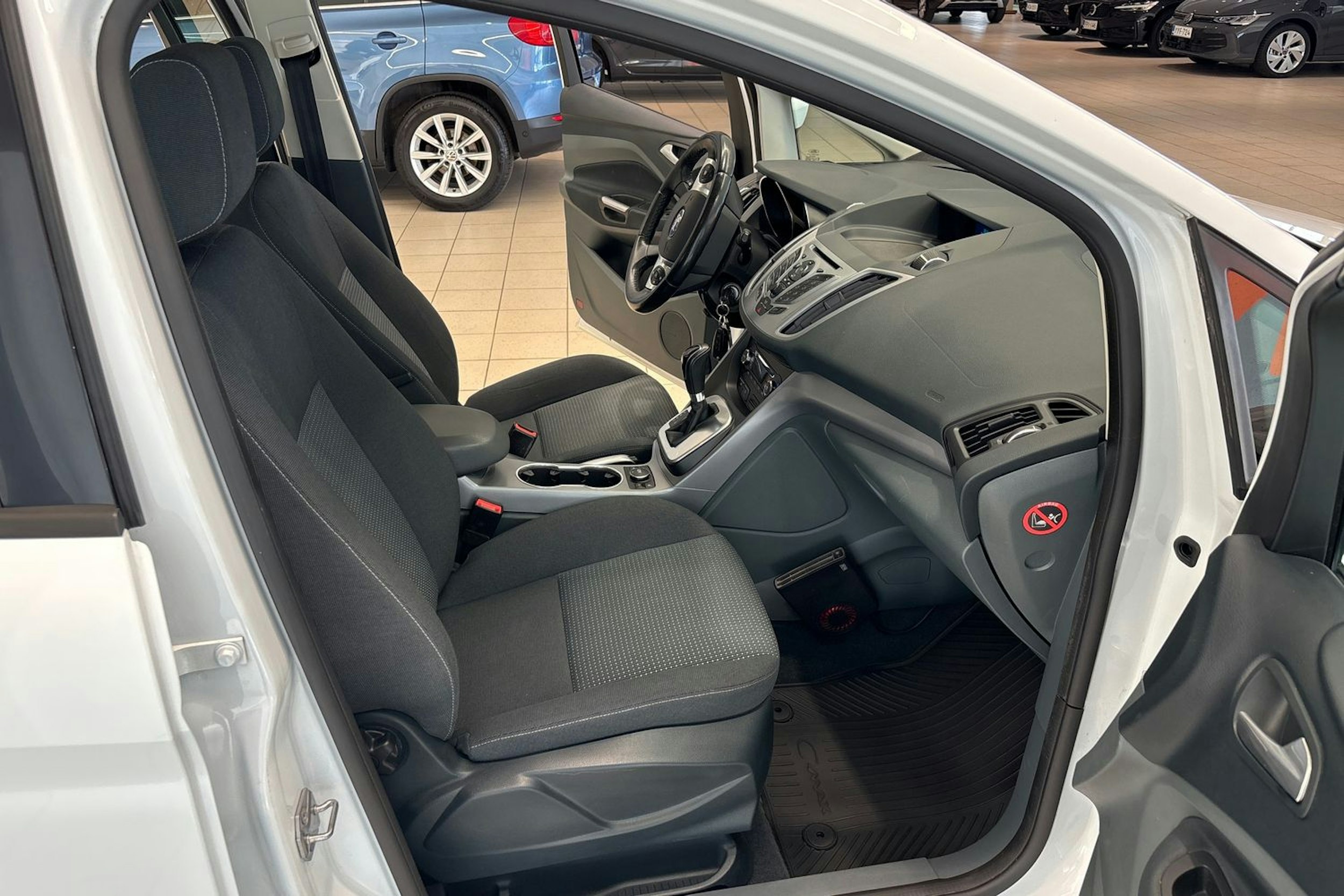 Valkoinen Ford C-Max 2014 kuva 17.