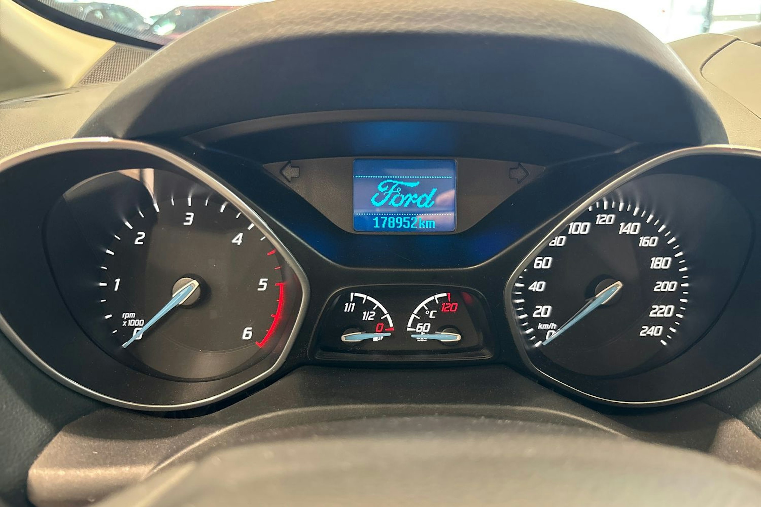 Valkoinen Ford C-Max 2014 kuva 19.
