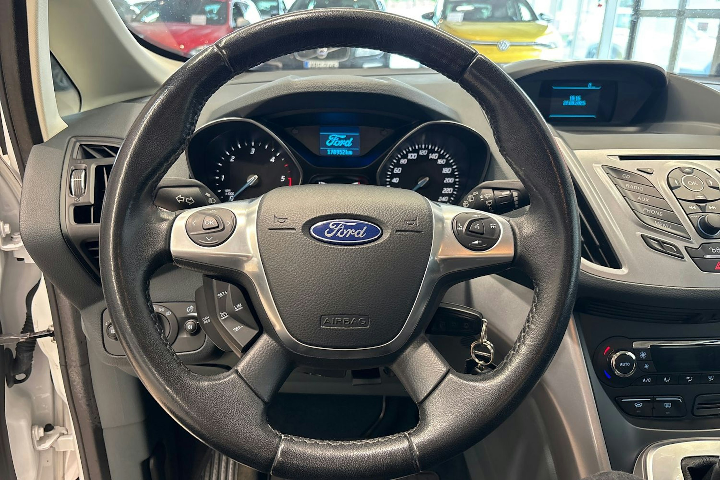 Valkoinen Ford C-Max 2014 kuva 21.