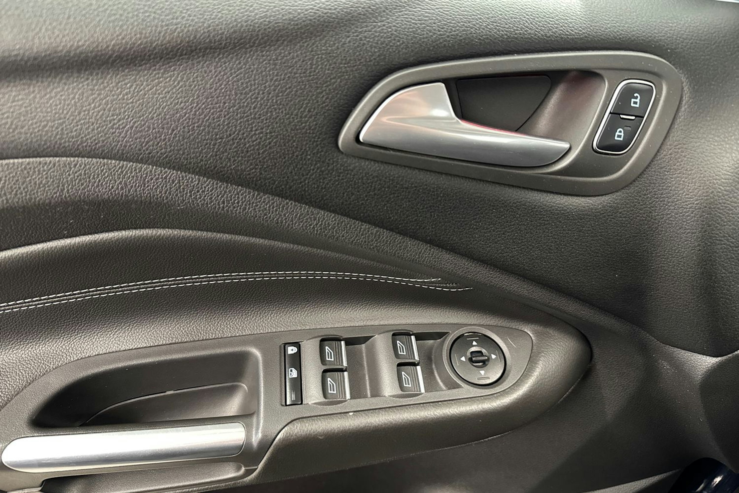 sininen Ford C-Max 2015 kuva 18.