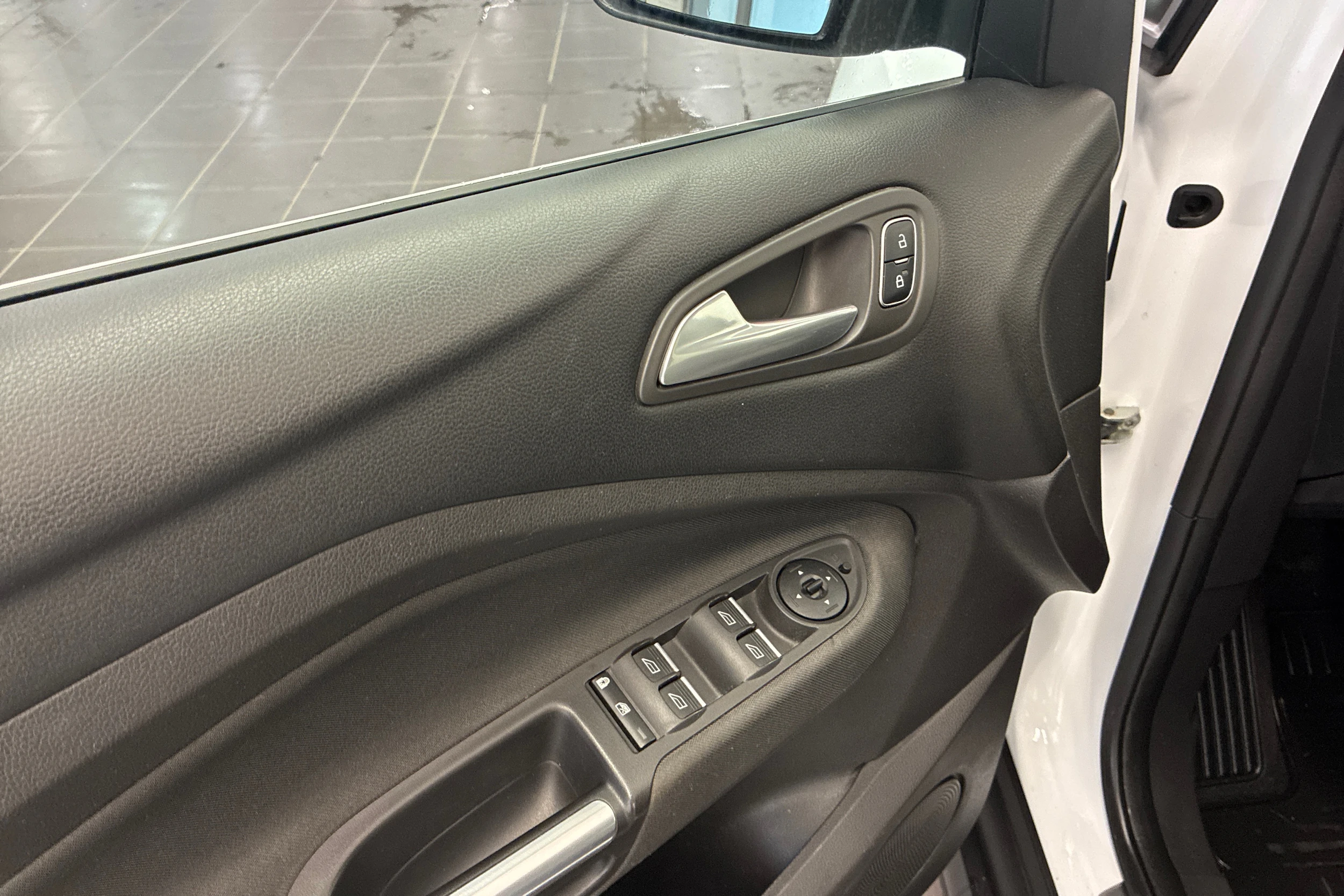 valkoinen Ford C-Max 2016 kuva 14.
