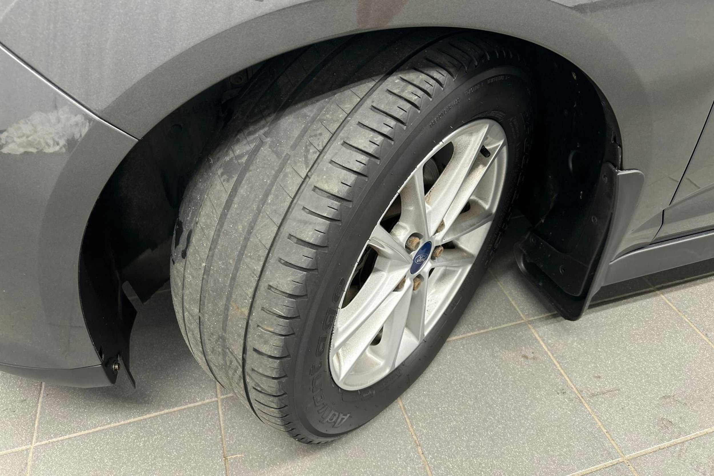 harmaa Ford C-Max 2017 kuva 10.