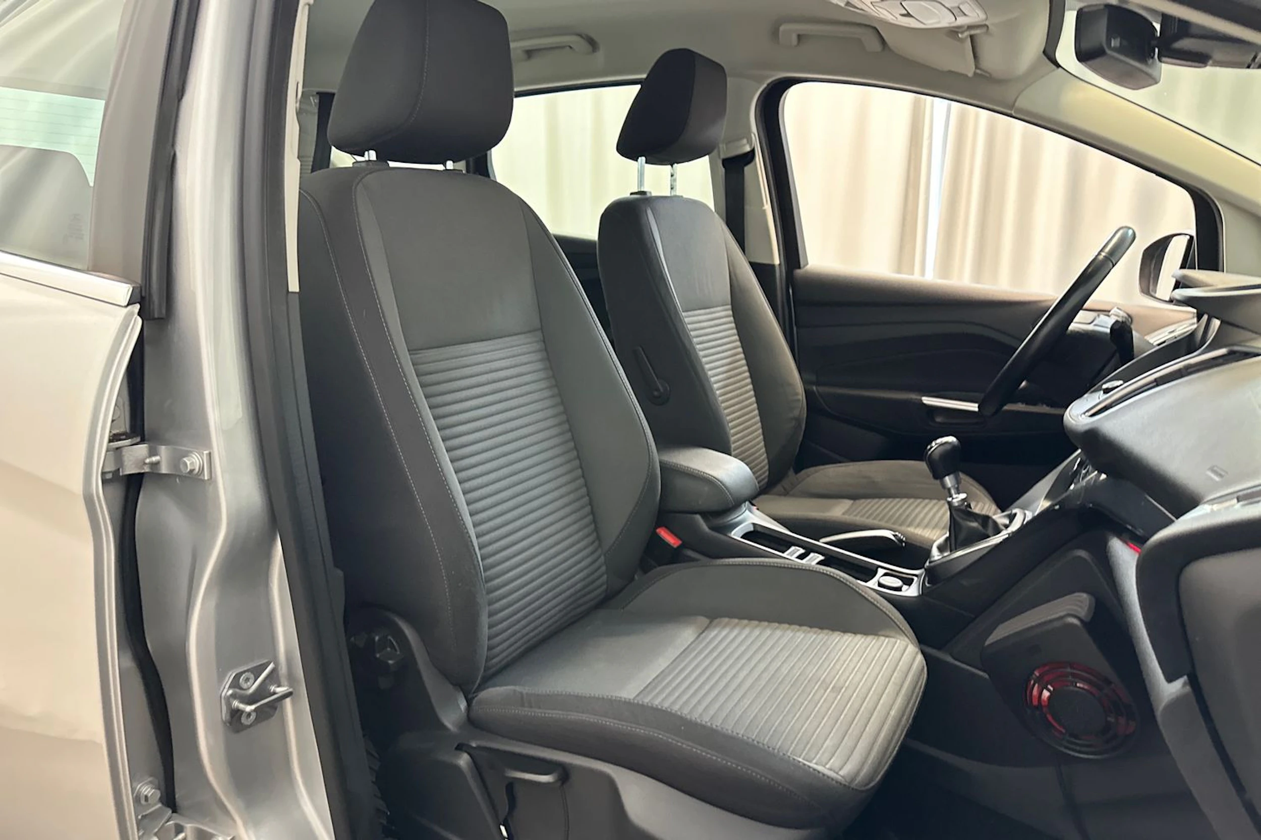 harmaa Ford C-Max 2017 kuva 11.