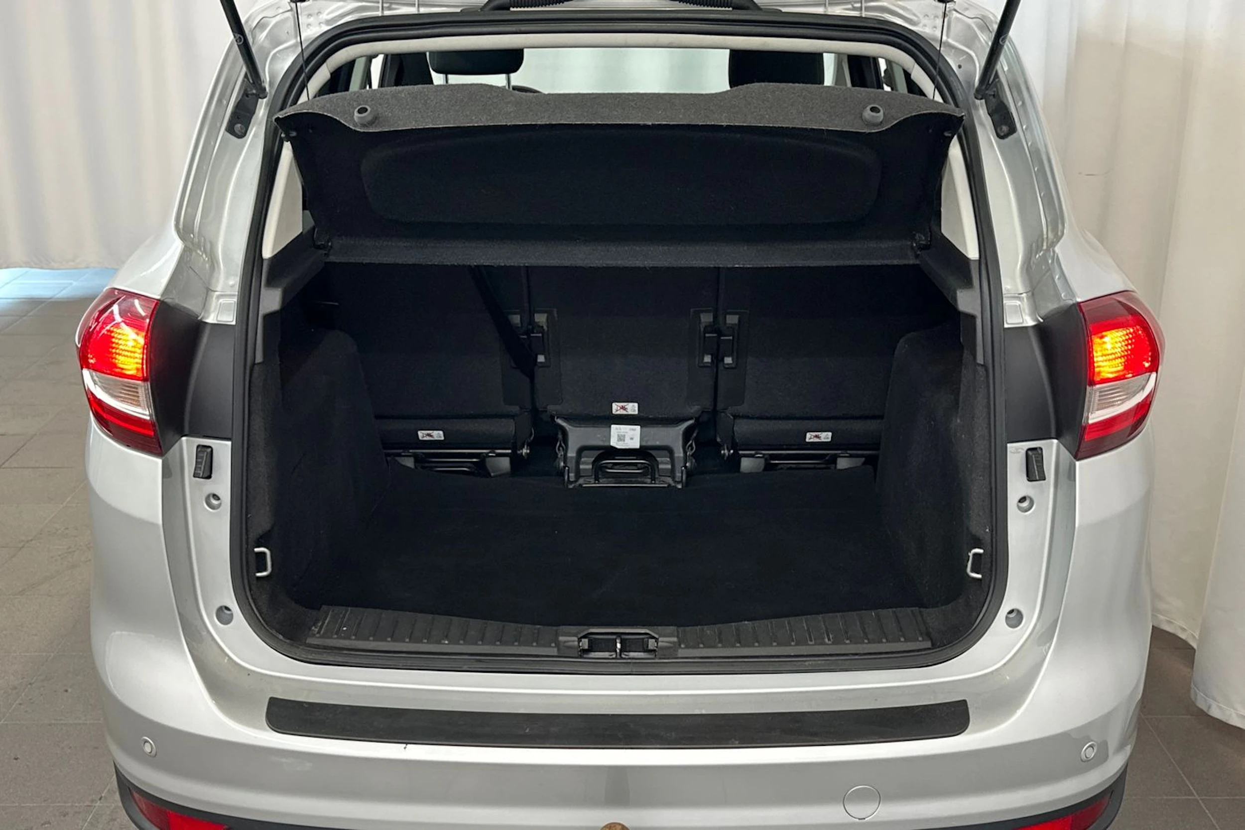 harmaa Ford C-Max 2017 kuva 13.