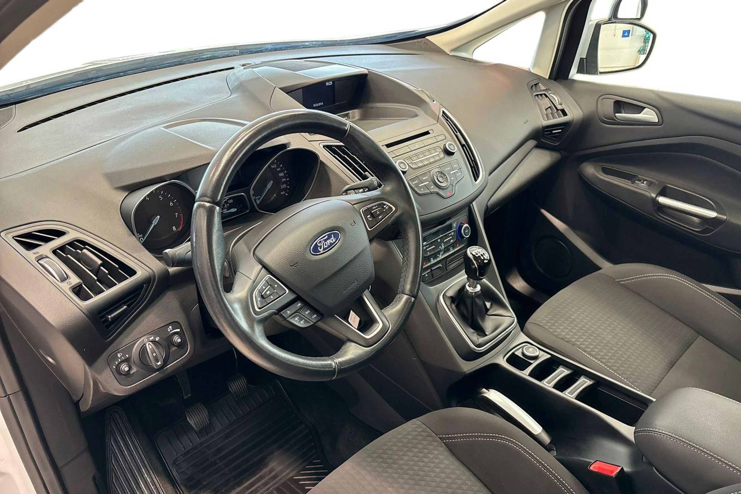 Valkoinen Ford C-Max 2017 kuva 7.