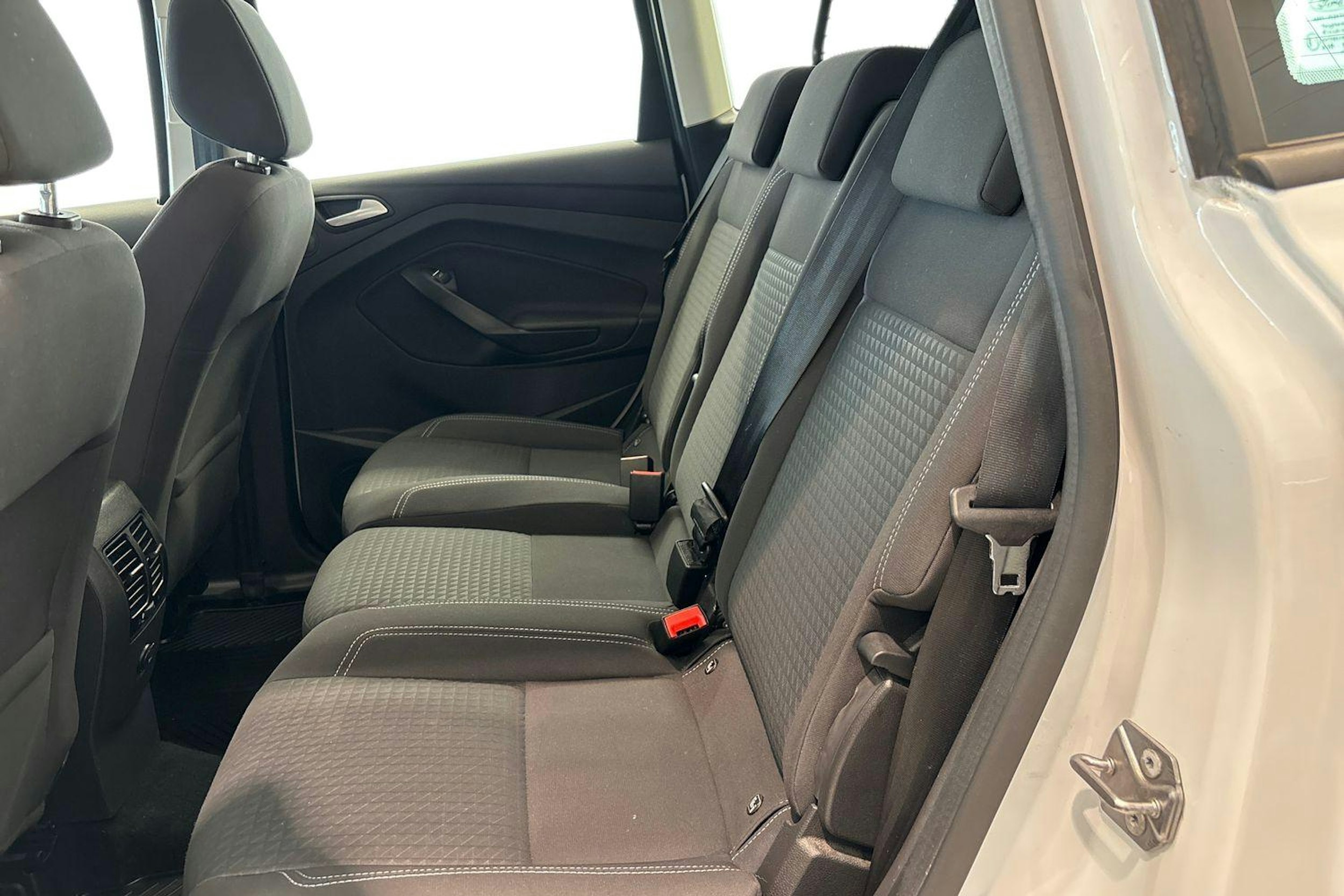 Valkoinen Ford C-Max 2017 kuva 10.