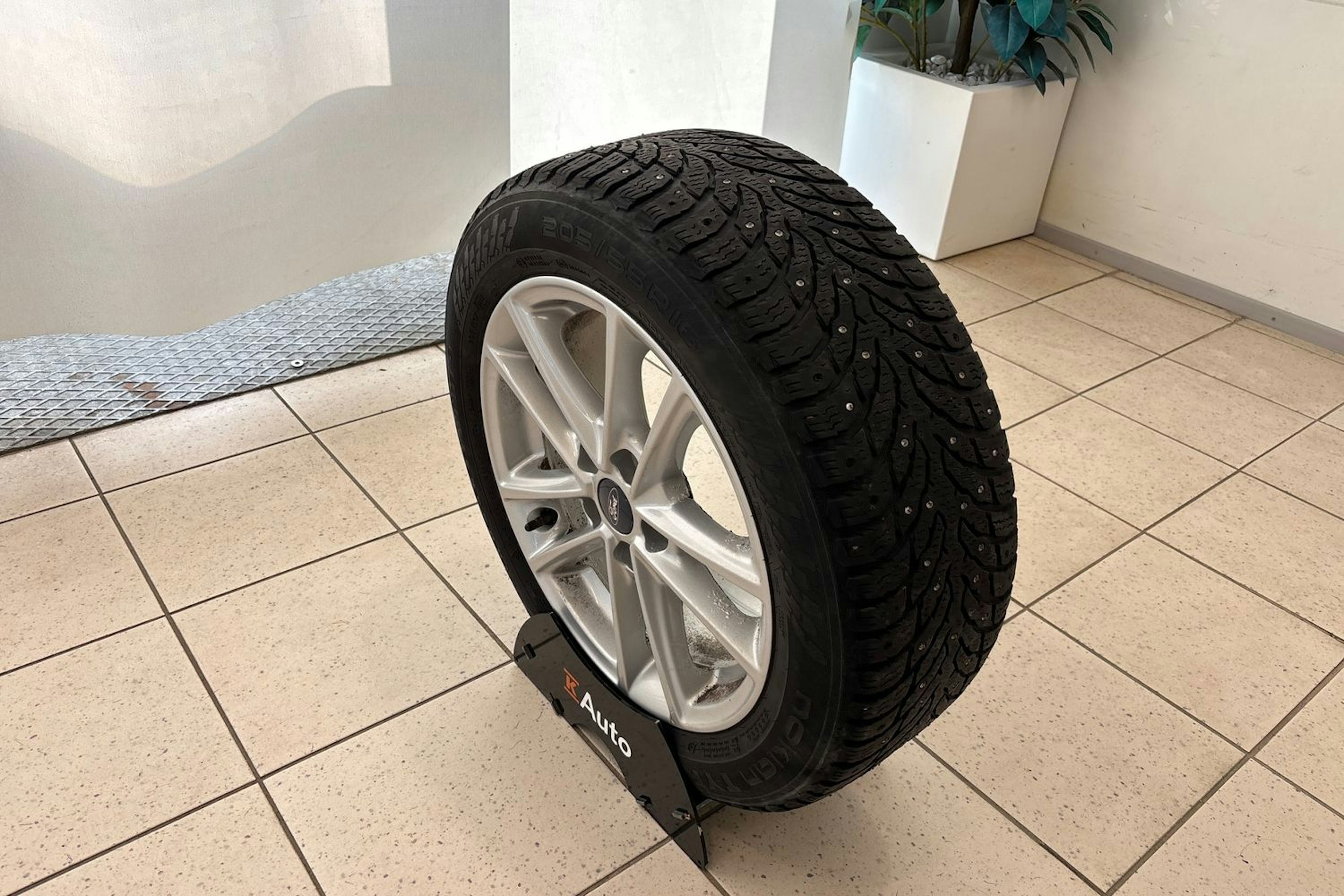 Valkoinen Ford C-Max 2017 kuva 13.