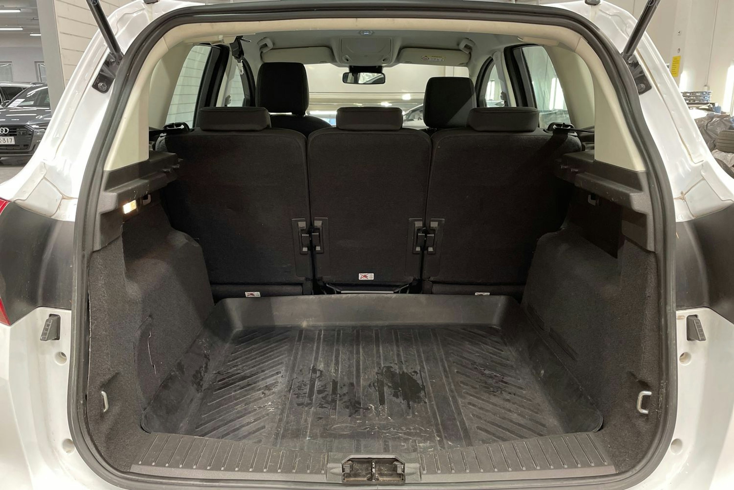 valkoinen Ford C-Max 2018 kuva 12.