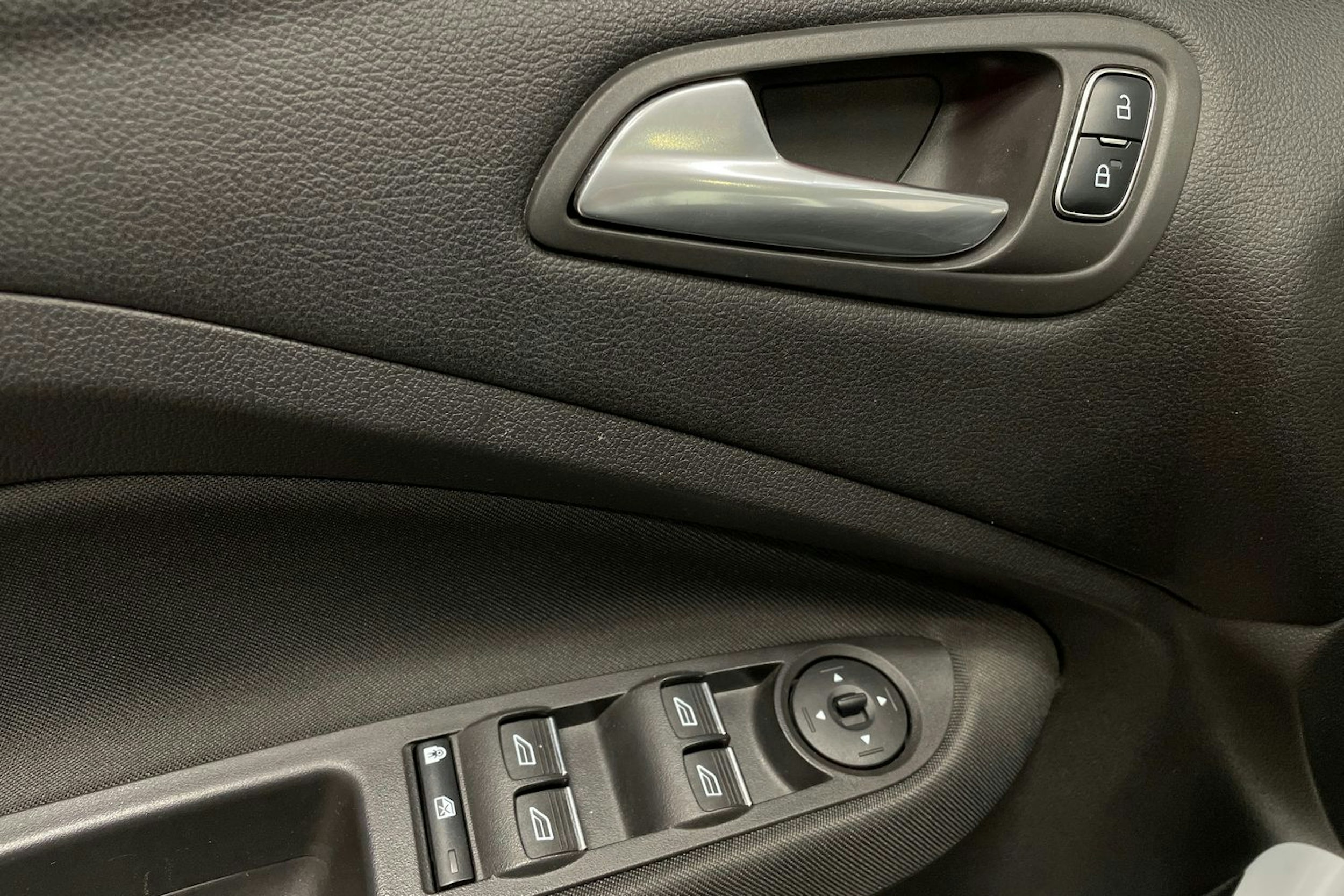 valkoinen Ford C-Max 2018 kuva 21.